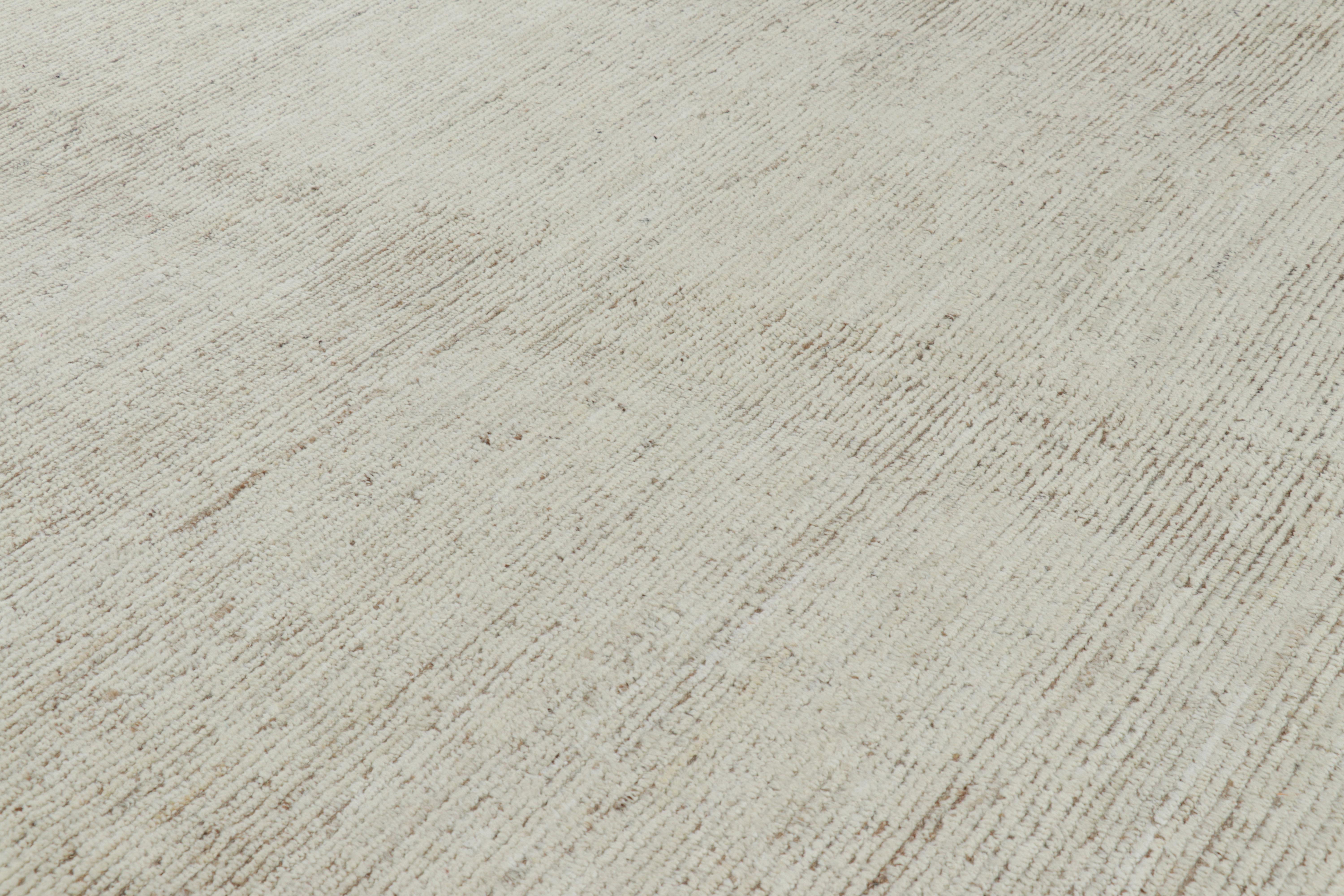 Moderno Rug & Kilim è un kilim sovradimensionato con strisce e striature testuali beige e bianche. in vendita