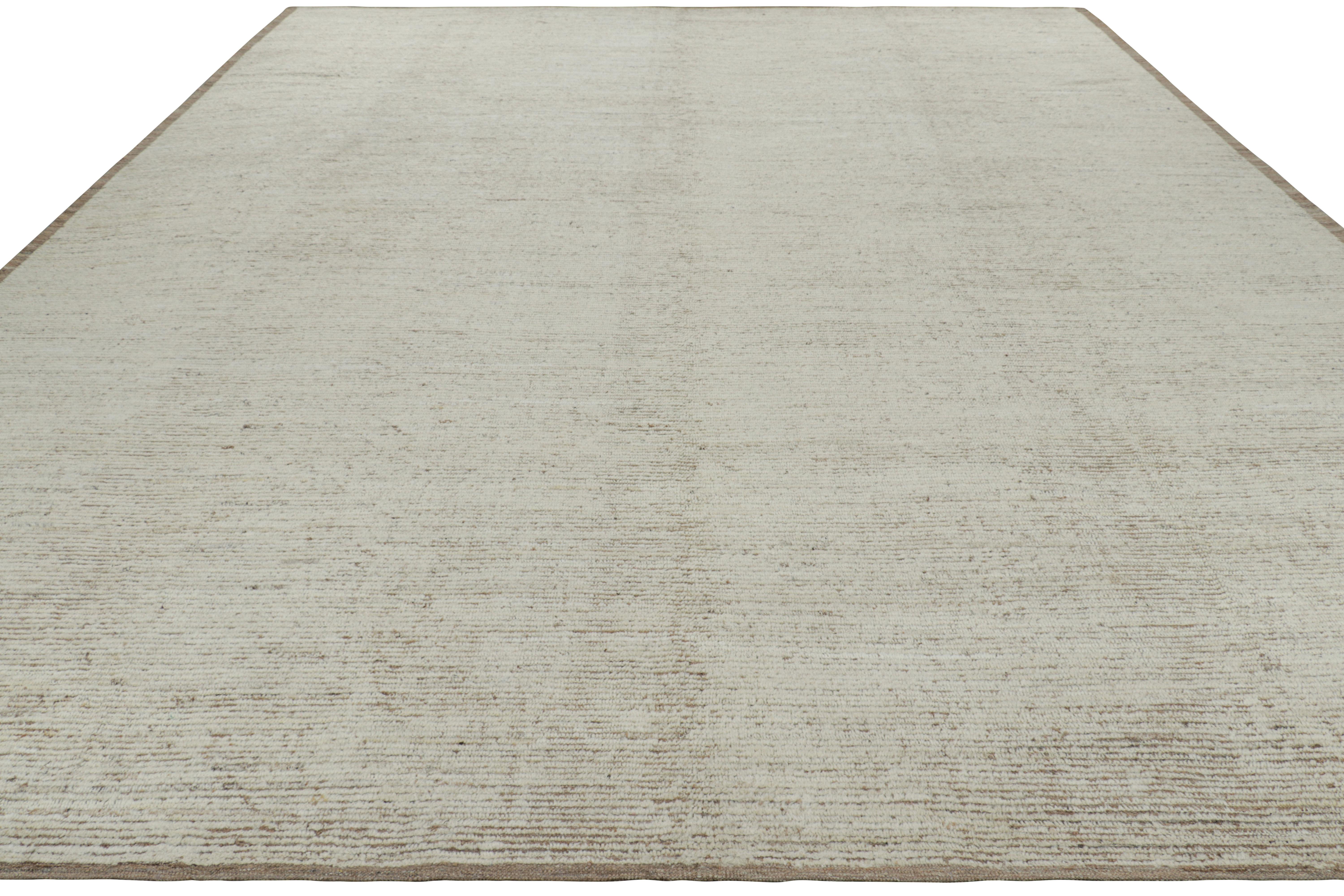 Afghano Rug & Kilim è un kilim sovradimensionato con strisce e striature testuali beige e bianche. in vendita