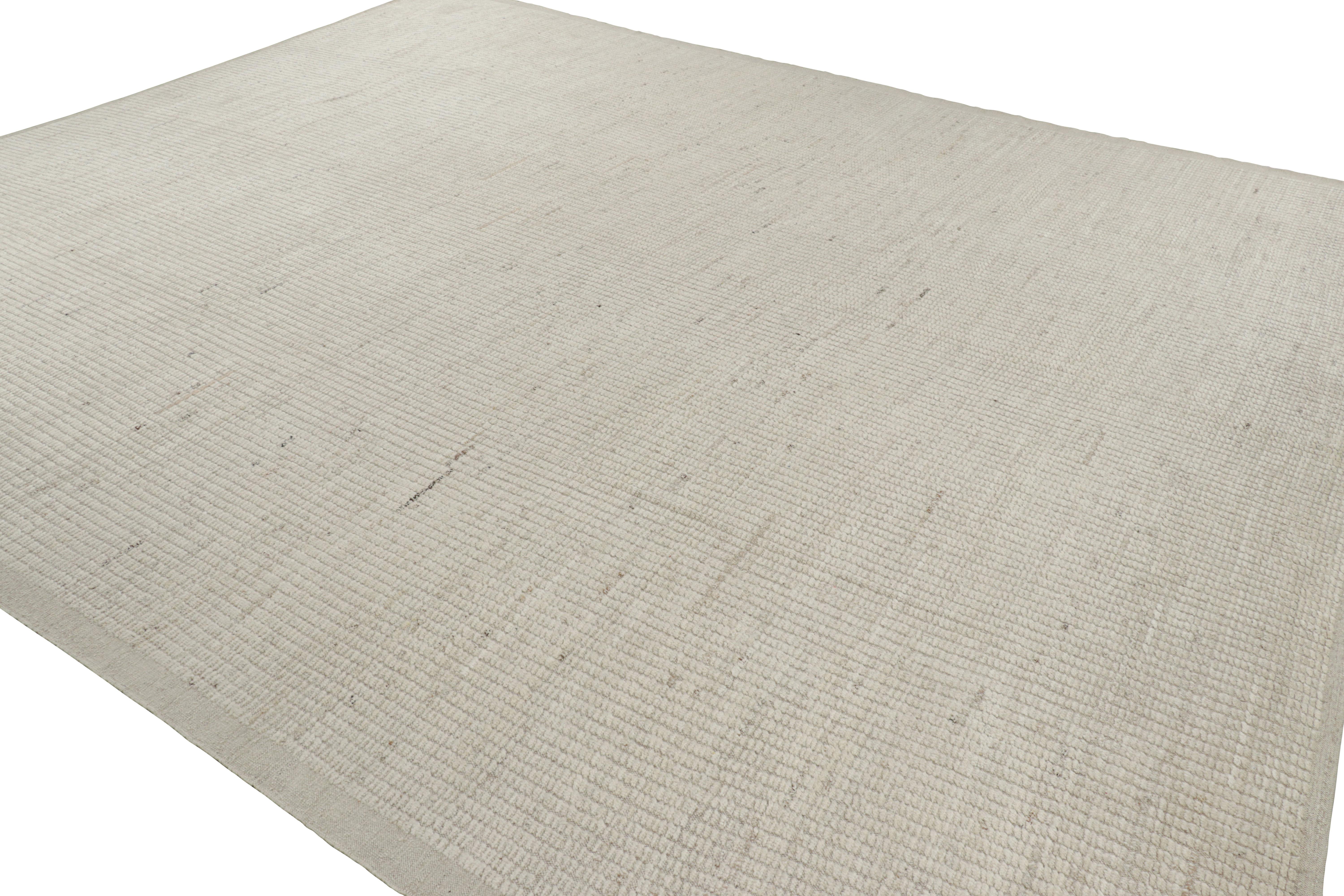 Tessuto a mano Rug & Kilim è un kilim sovradimensionato con strisce e striature testuali beige e bianche. in vendita