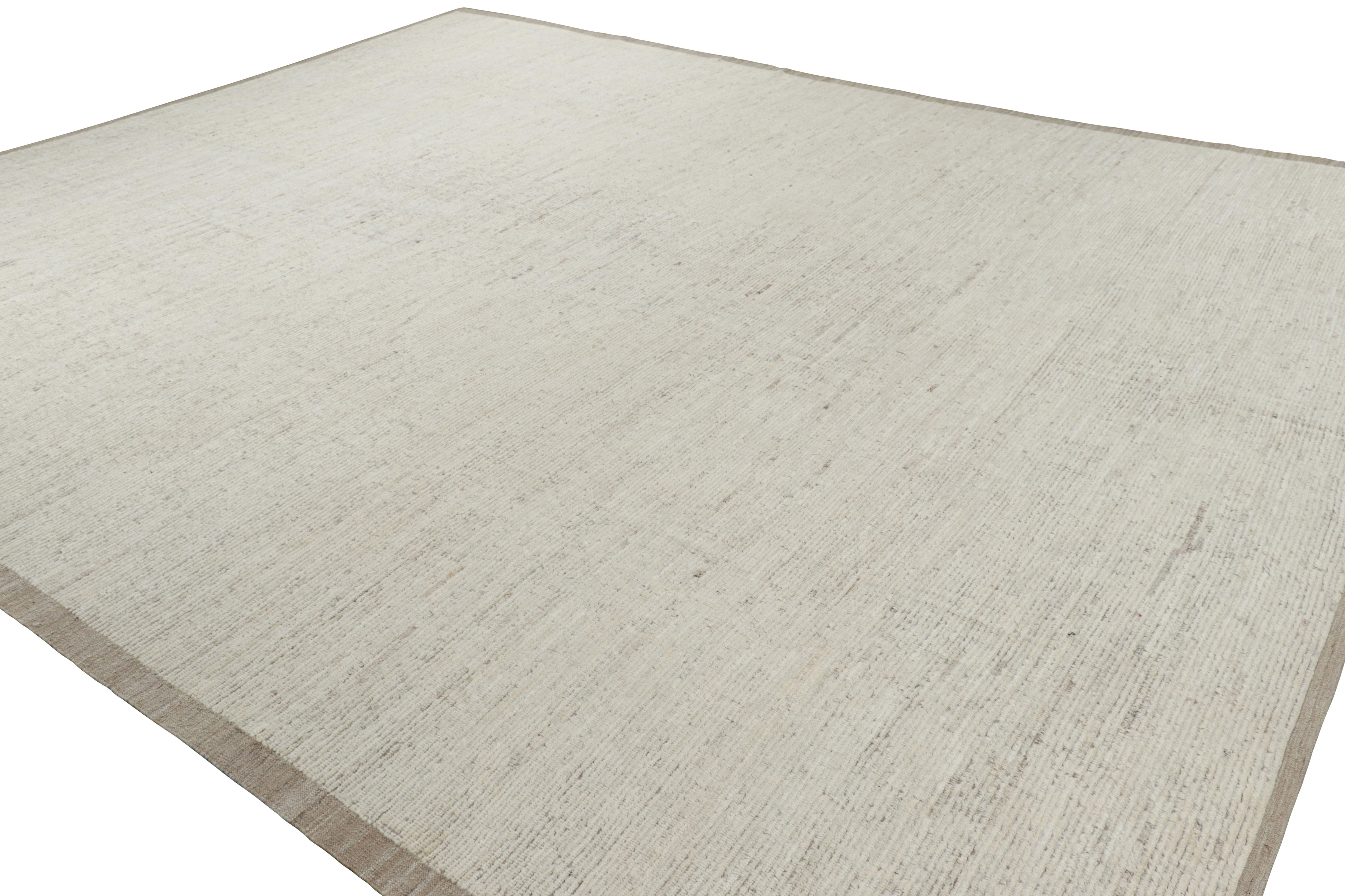 Tessuto a mano Rug & Kilim è un kilim sovradimensionato con strisce e striature testuali beige e bianche. in vendita