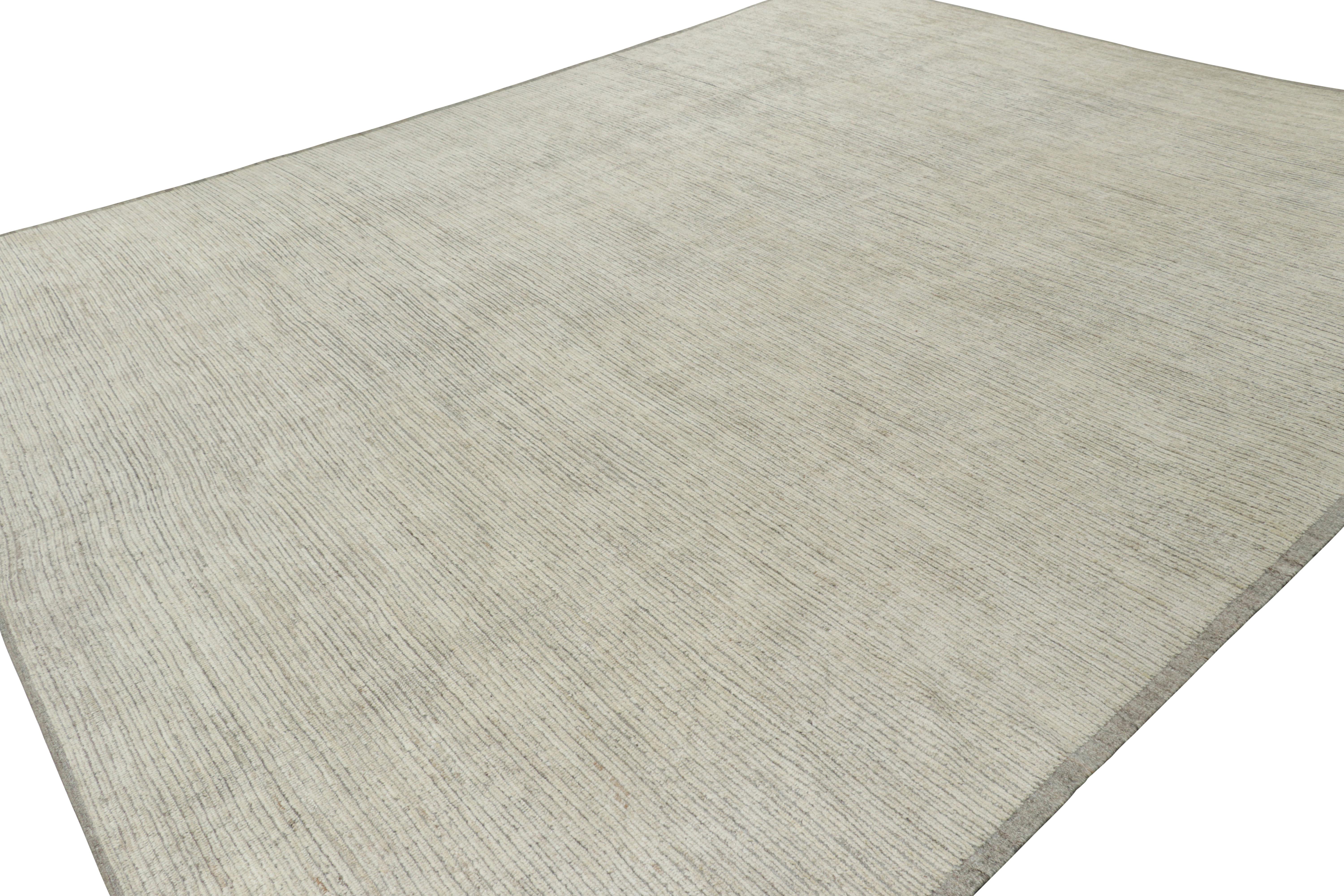 Tessuto a mano Rug & Kilim è un kilim sovradimensionato con strisce e striature testuali beige e bianche. in vendita