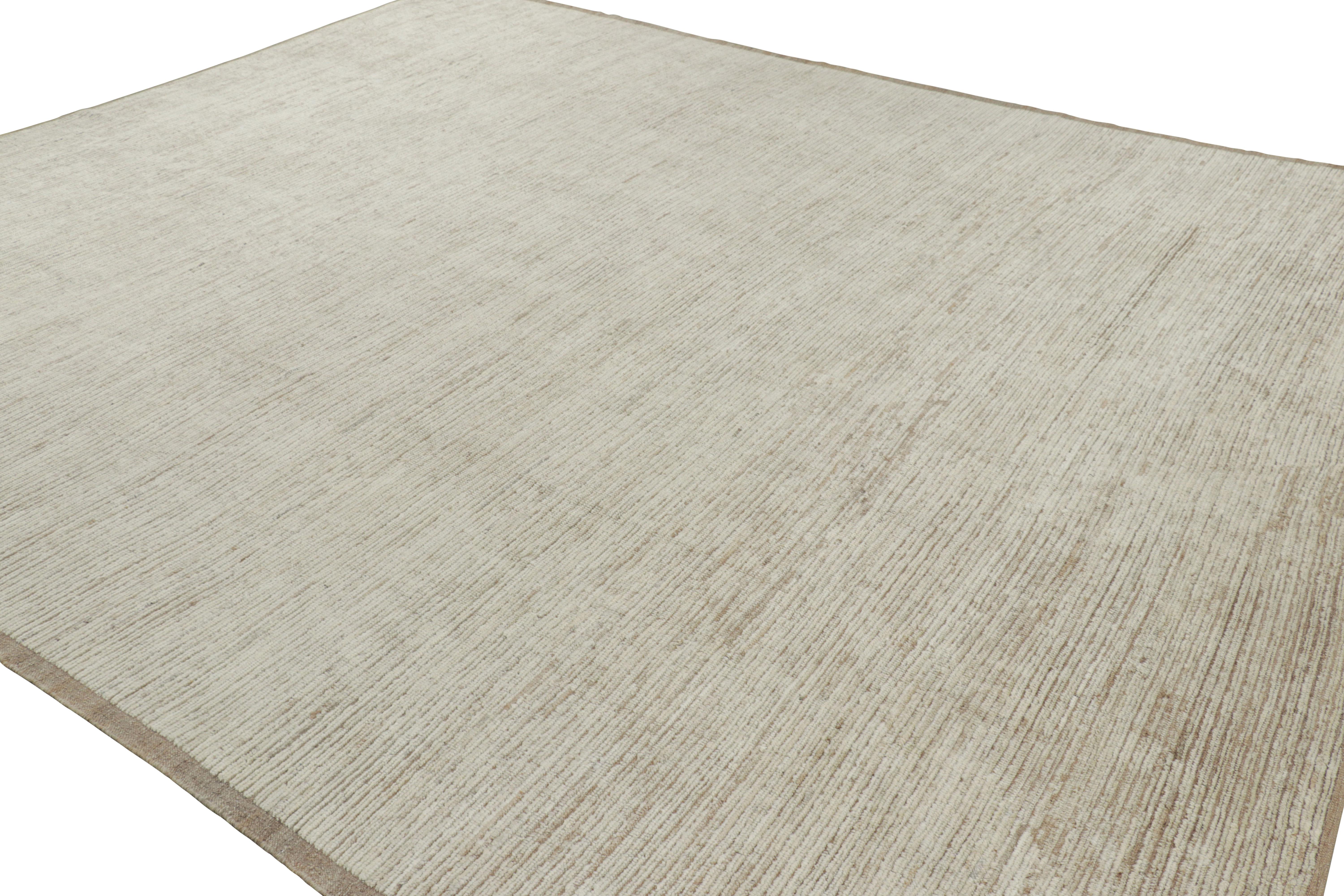 Tessuto a mano Rug & Kilim è un kilim sovradimensionato con strisce e striature testuali beige e bianche. in vendita