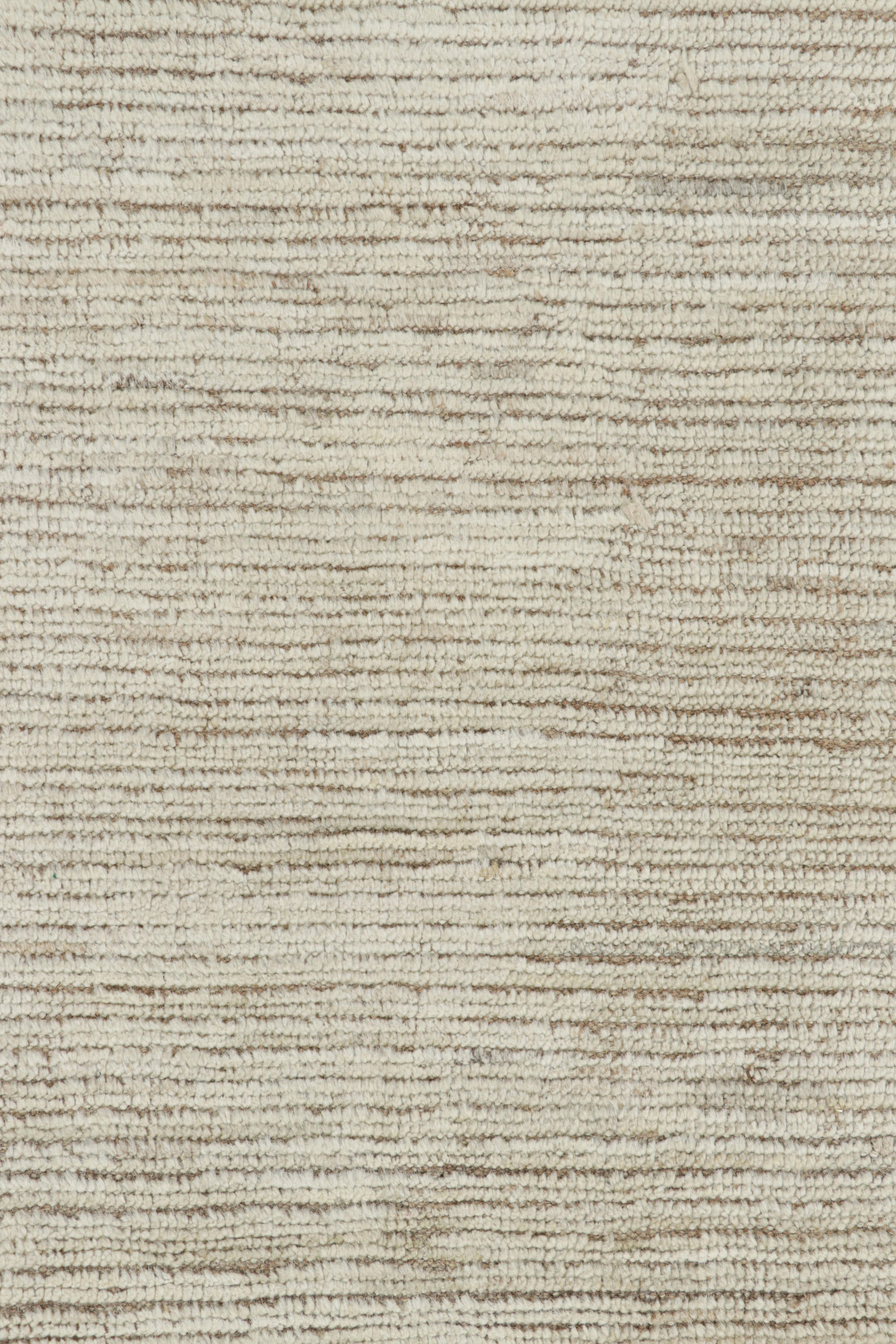 Tissé à la main Rug & Kilim's Oversized Kilim with Beige and White Textural Stripes and Striae (Kilim surdimensionné avec des bandes et des rayures texturales beiges et blanches) en vente