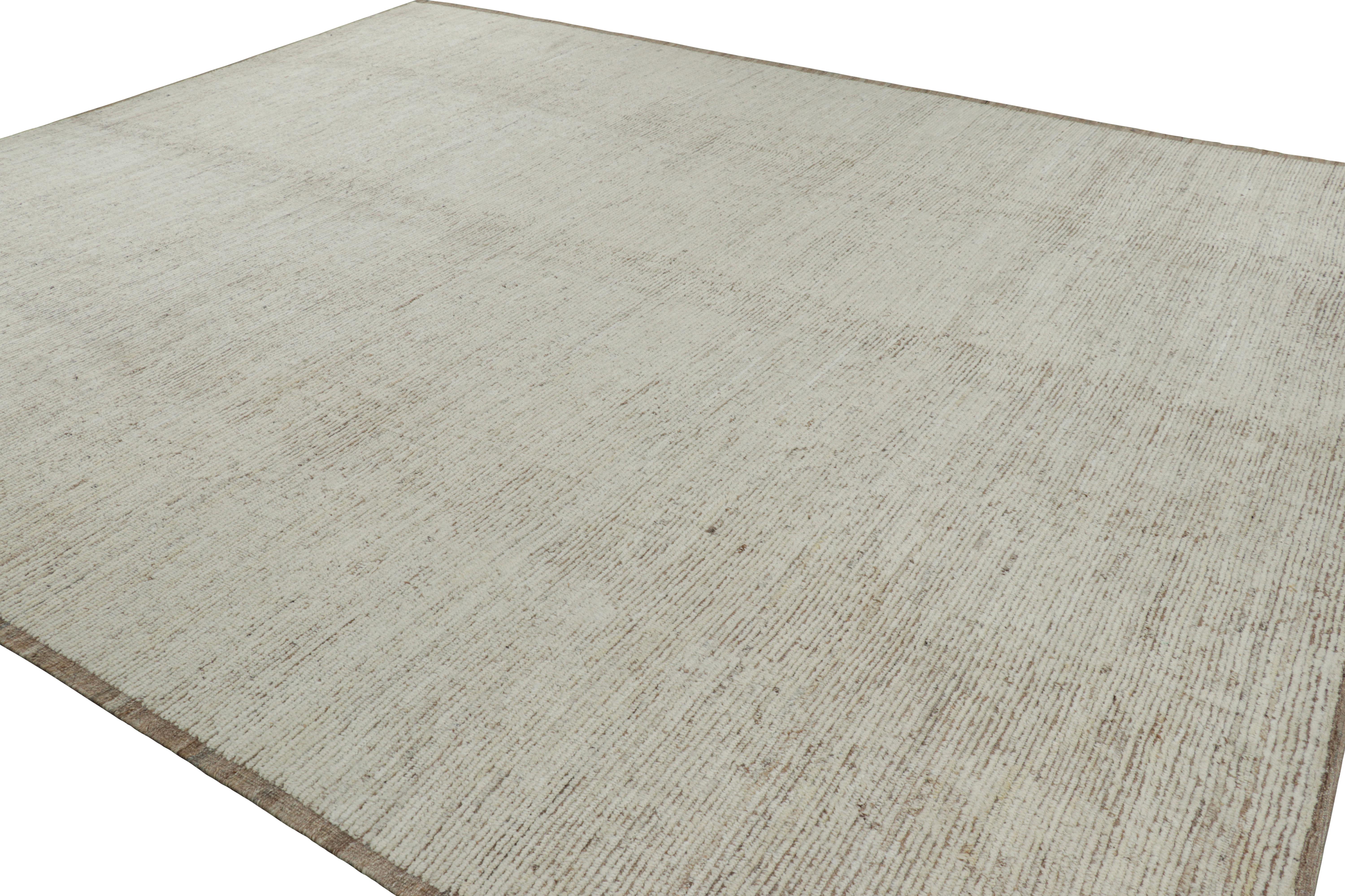 Tessuto a mano Rug & Kilim è un kilim sovradimensionato con strisce e striature testuali beige e bianche. in vendita