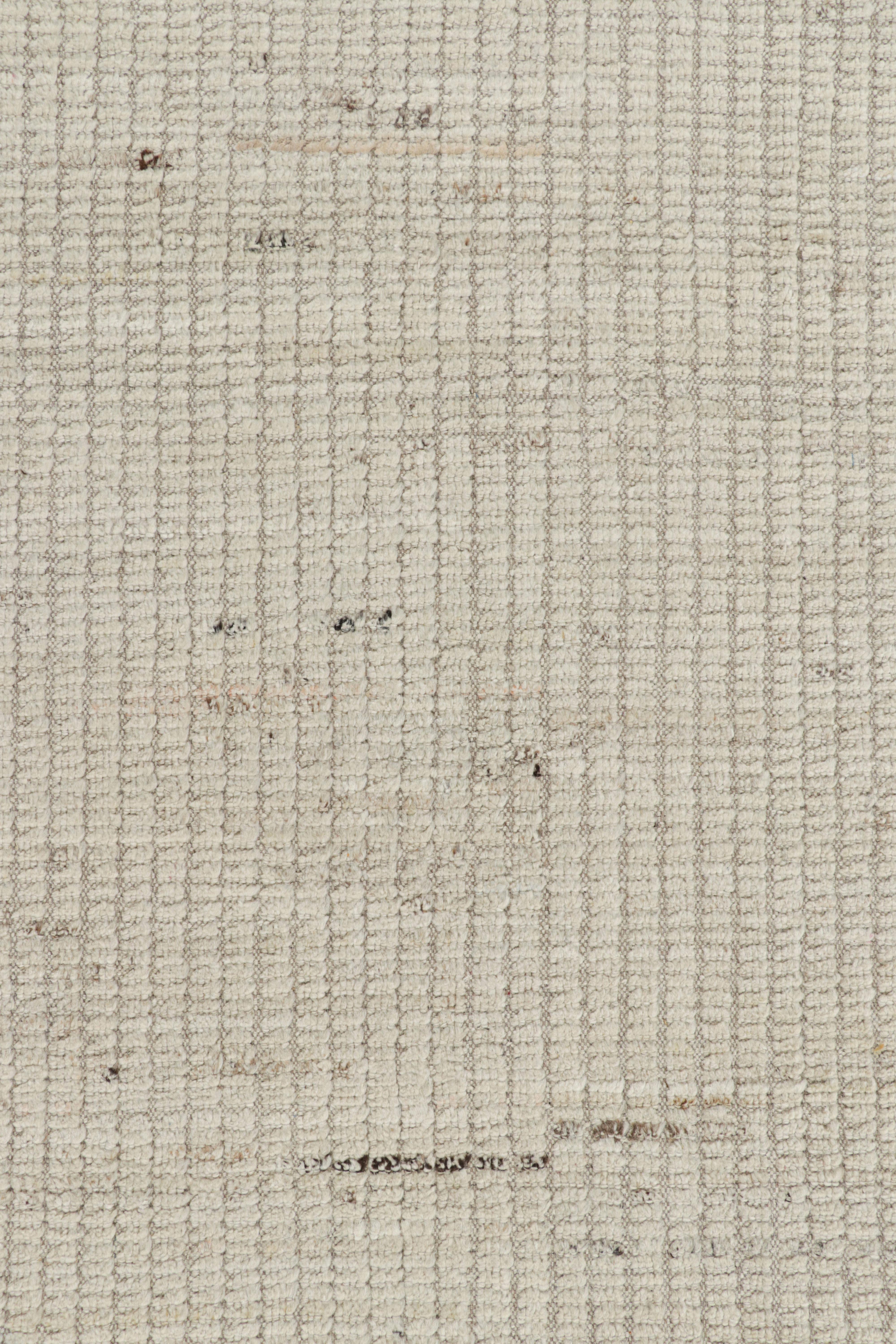 Rug & Kilim è un kilim sovradimensionato con strisce e striature testuali beige e bianche. In condizioni Nuovo in vendita a Long Island City, NY