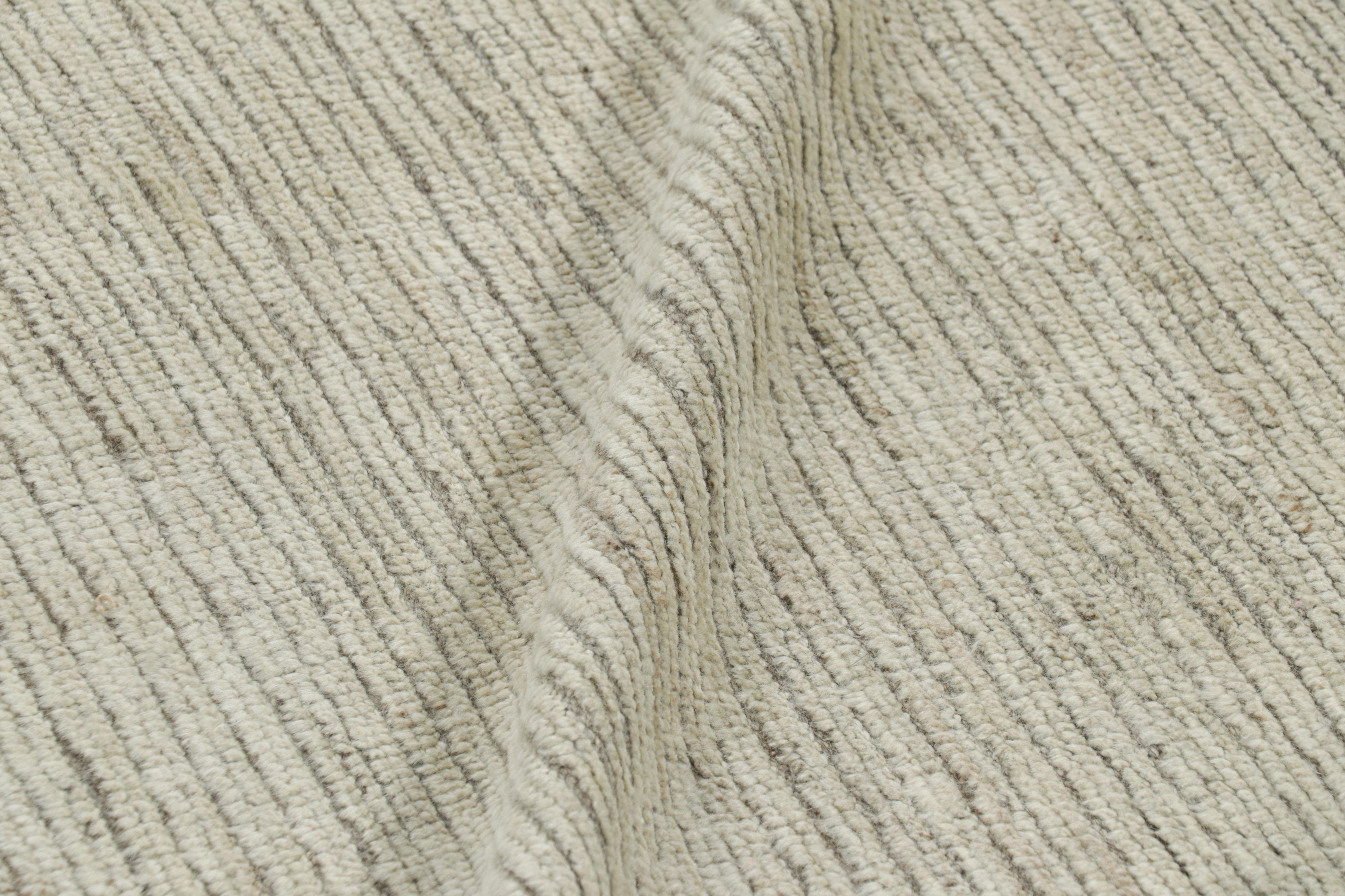 Rug & Kilim è un kilim sovradimensionato con strisce e striature testuali beige e bianche. In condizioni Nuovo in vendita a Long Island City, NY