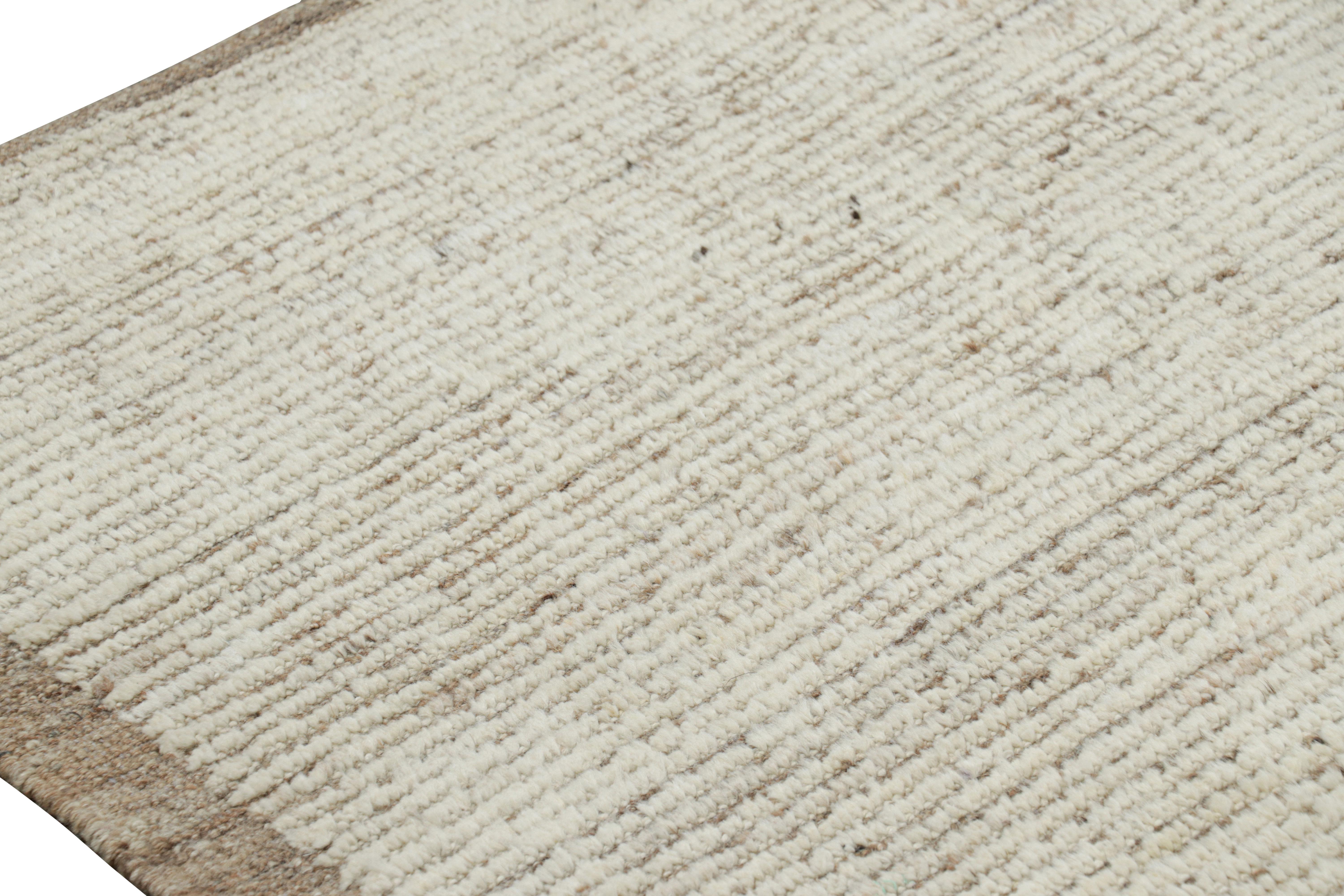 Rug & Kilim è un kilim sovradimensionato con strisce e striature testuali beige e bianche. In condizioni Nuovo in vendita a Long Island City, NY