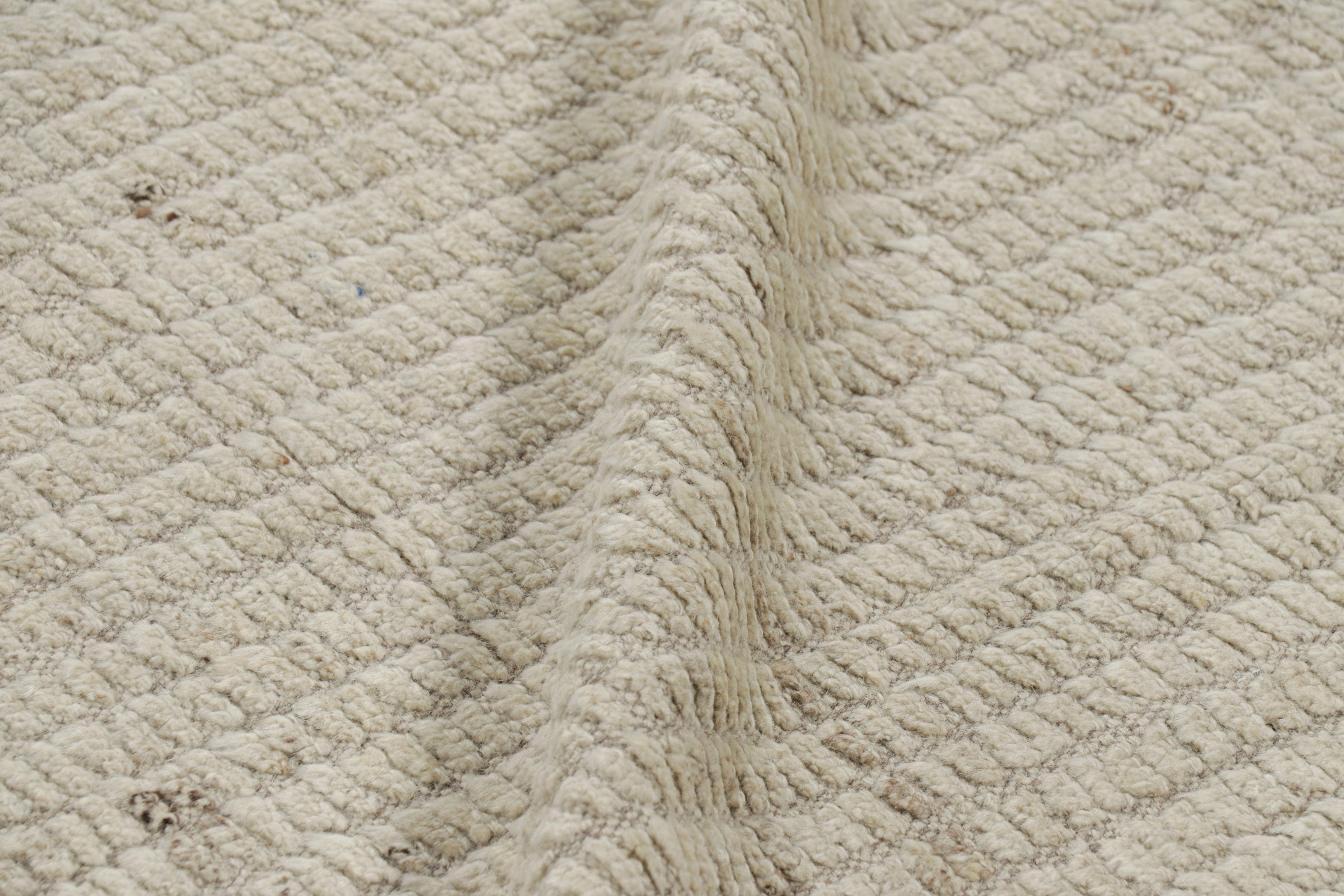 XXI secolo e contemporaneo Rug & Kilim è un kilim sovradimensionato con strisce e striature testuali beige e bianche. in vendita