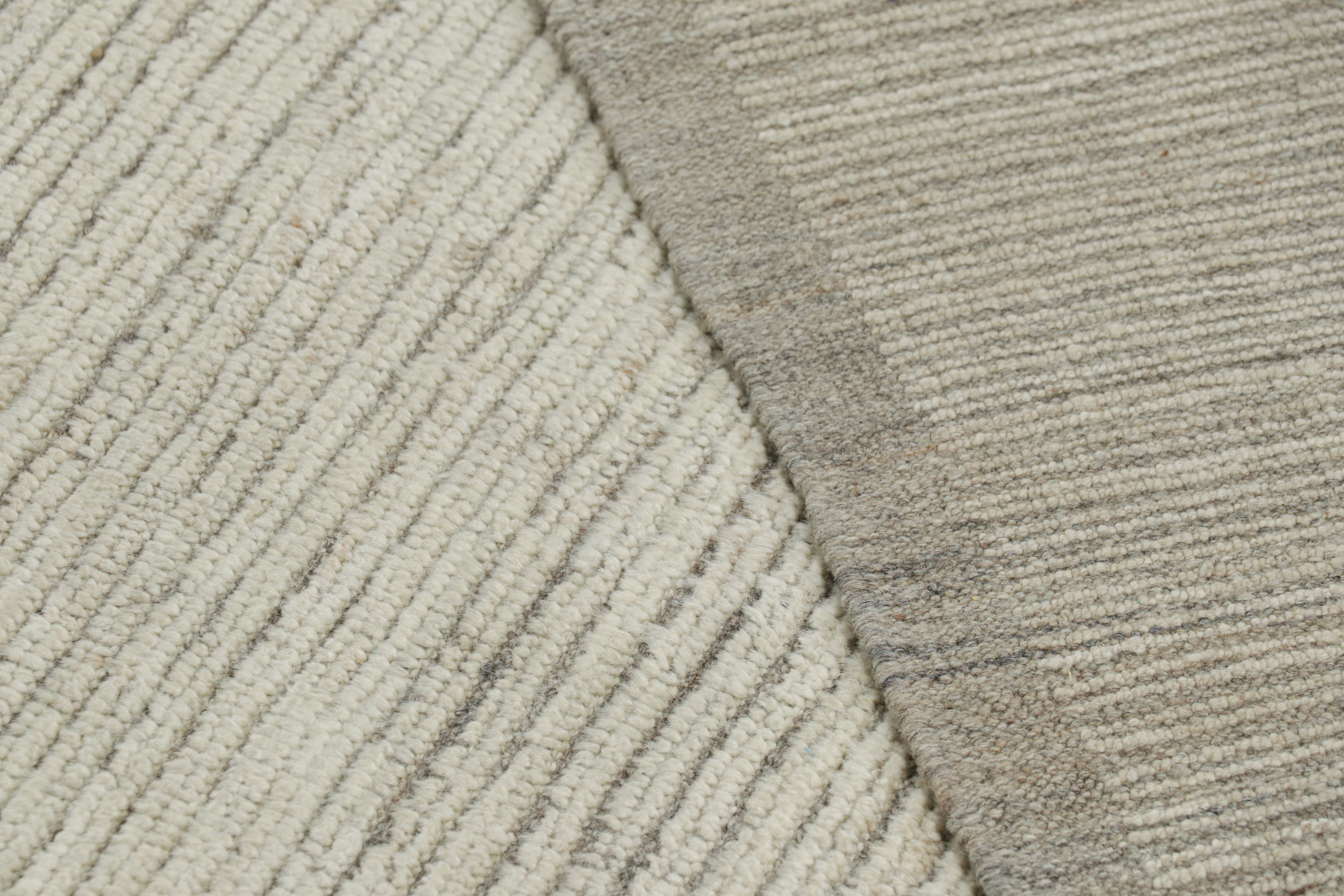 XXI secolo e contemporaneo Rug & Kilim è un kilim sovradimensionato con strisce e striature testuali beige e bianche. in vendita