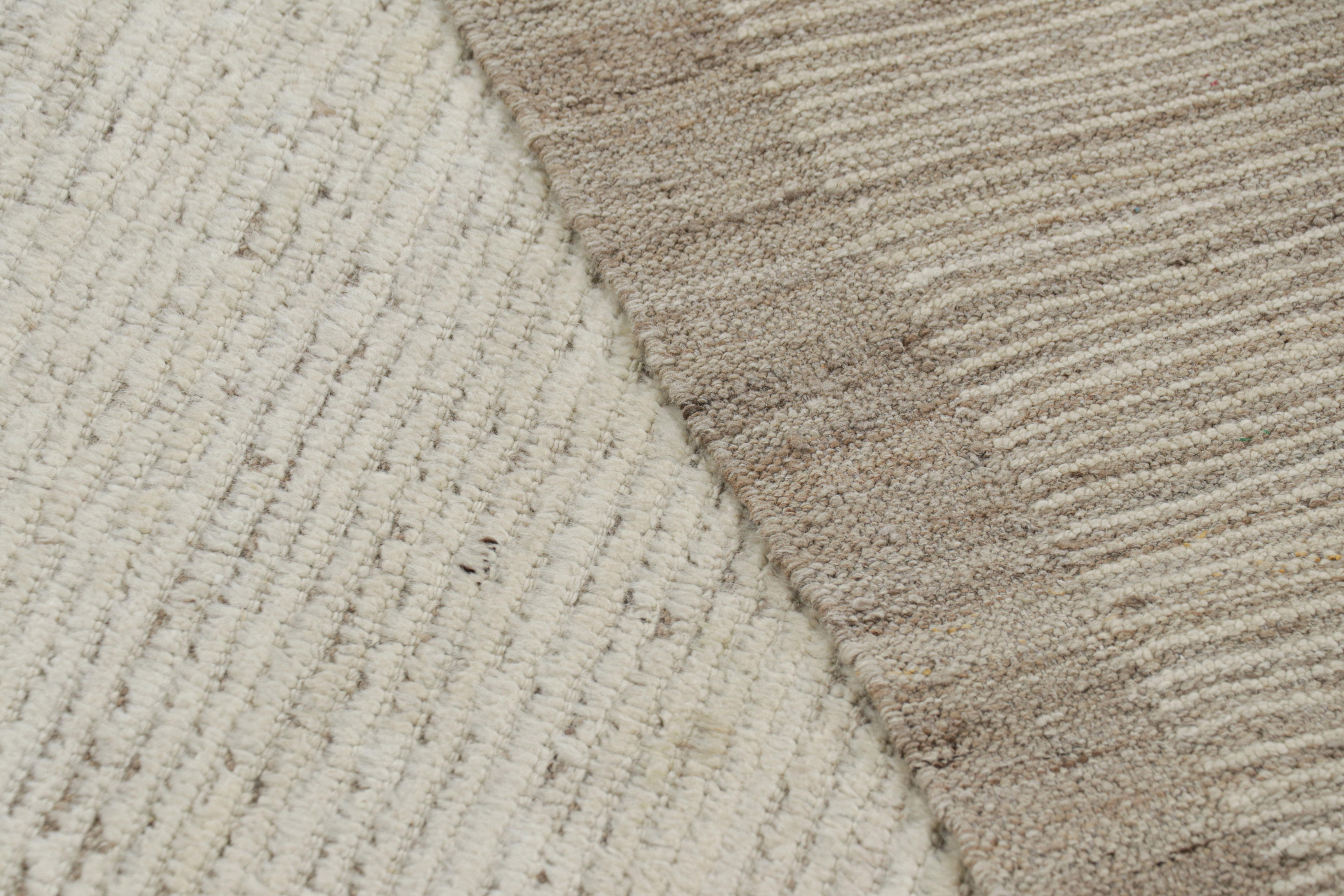 XXIe siècle et contemporain Rug & Kilim's Oversized Kilim with Beige and White Textural Stripes and Striae (Kilim surdimensionné avec des bandes et des rayures texturales beiges et blanches) en vente