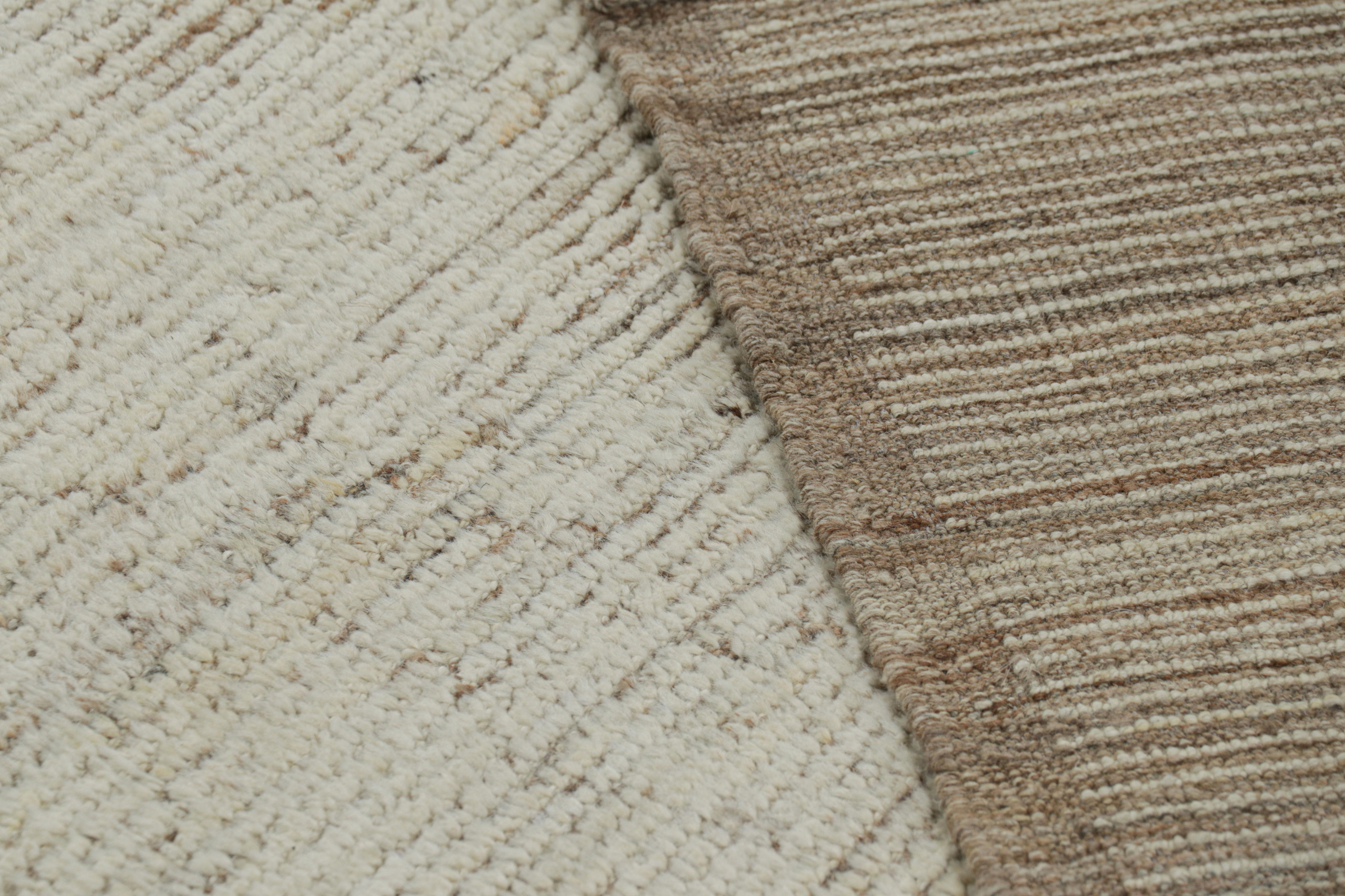 XXI secolo e contemporaneo Rug & Kilim è un kilim sovradimensionato con strisce e striature testuali beige e bianche. in vendita