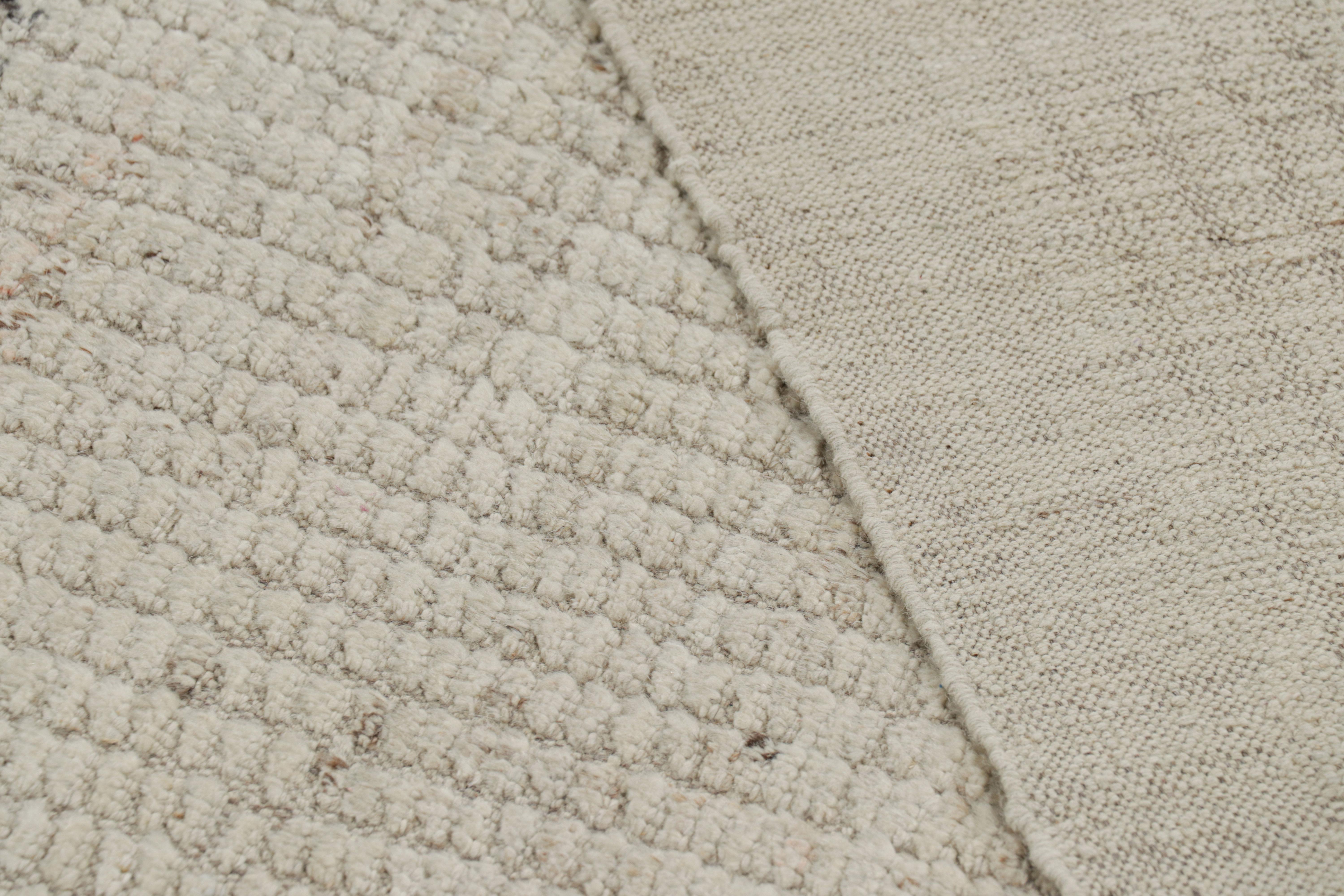 Lana Rug & Kilim è un kilim sovradimensionato con strisce e striature testuali beige e bianche. in vendita