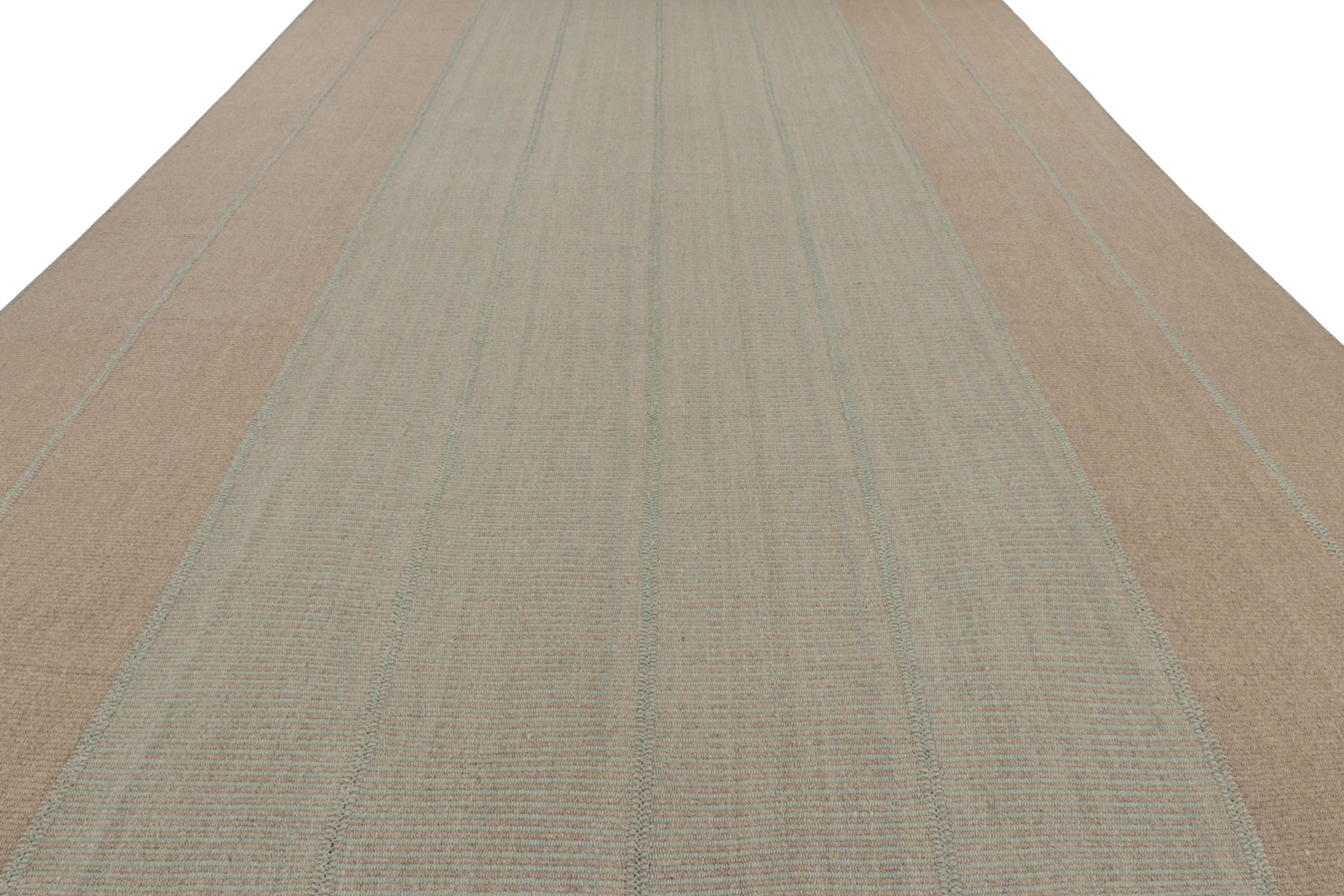 Rug & Kilim's übergroßer moderner Kelim mit strukturierten beigefarbenen und mintgrünen Streifen (Handgewebt) im Angebot