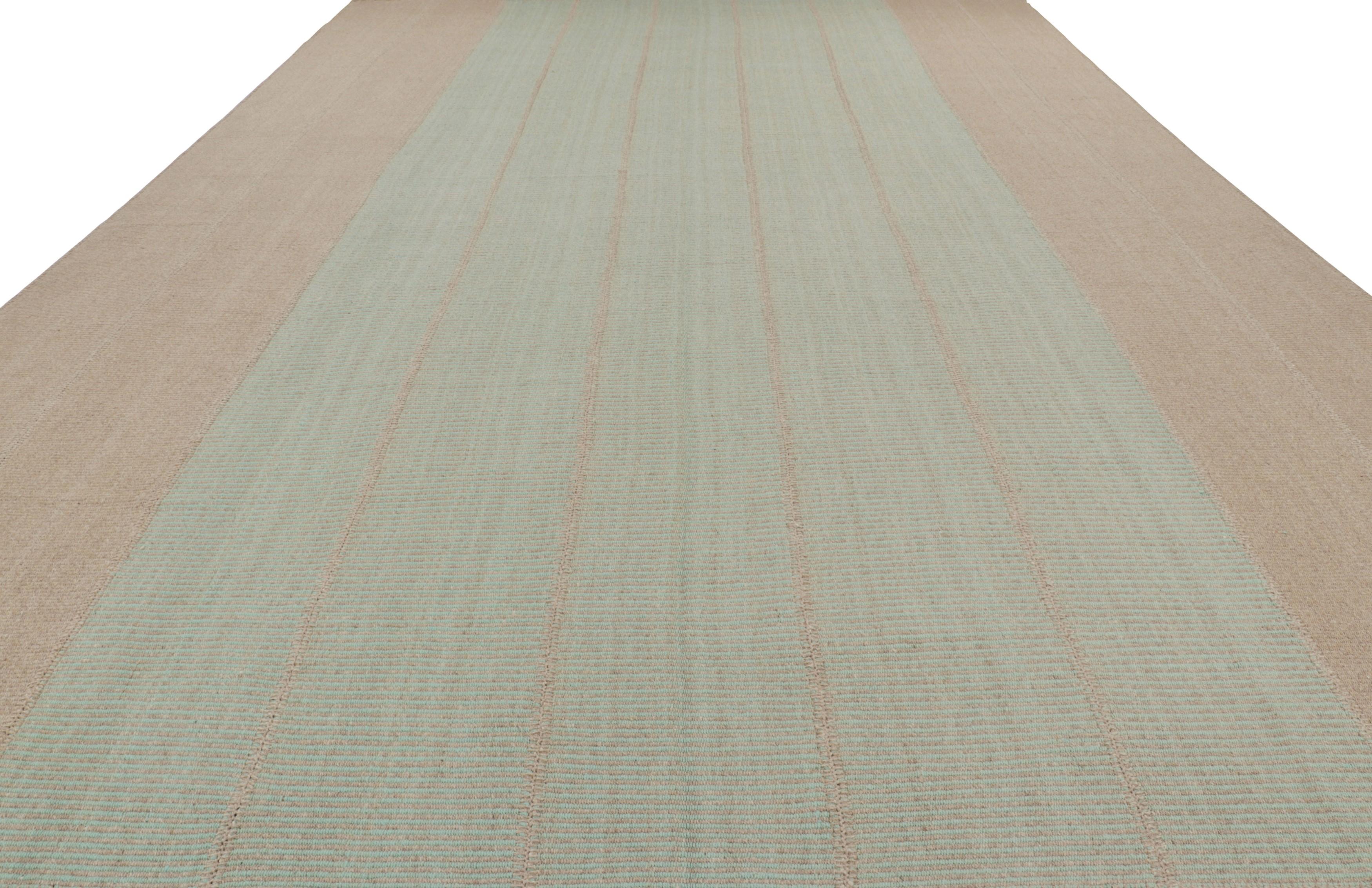 Tessuto a mano Rug & Kilim è un kilim moderno e sovradimensionato con strisce beige e verde menta. in vendita