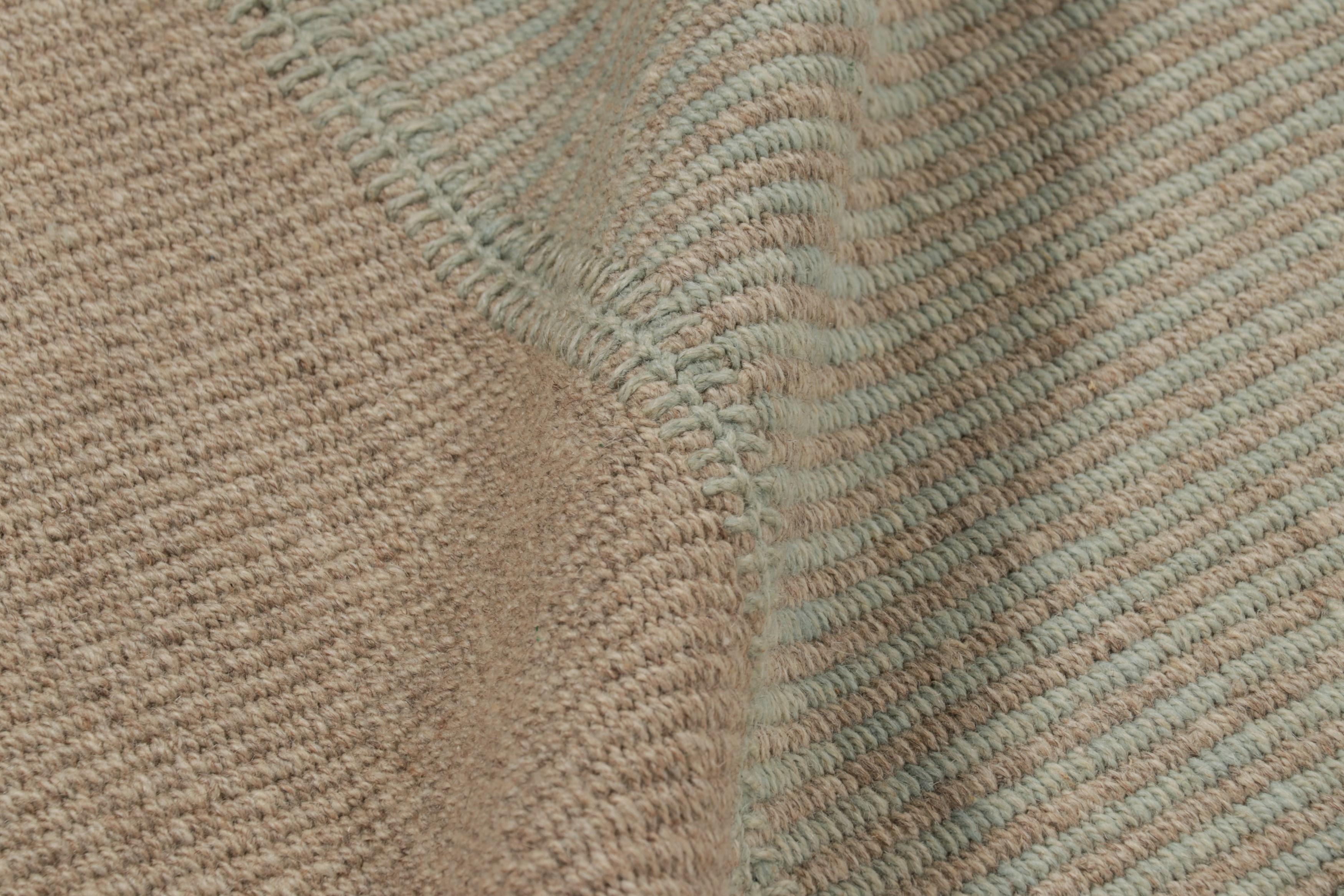 Rug & Kilim's übergroßer moderner Kelim mit strukturierten beigefarbenen und mintgrünen Streifen (Wolle) im Angebot