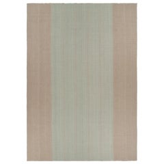 Rug & Kilim è un kilim moderno e sovradimensionato con strisce beige e verde menta.
