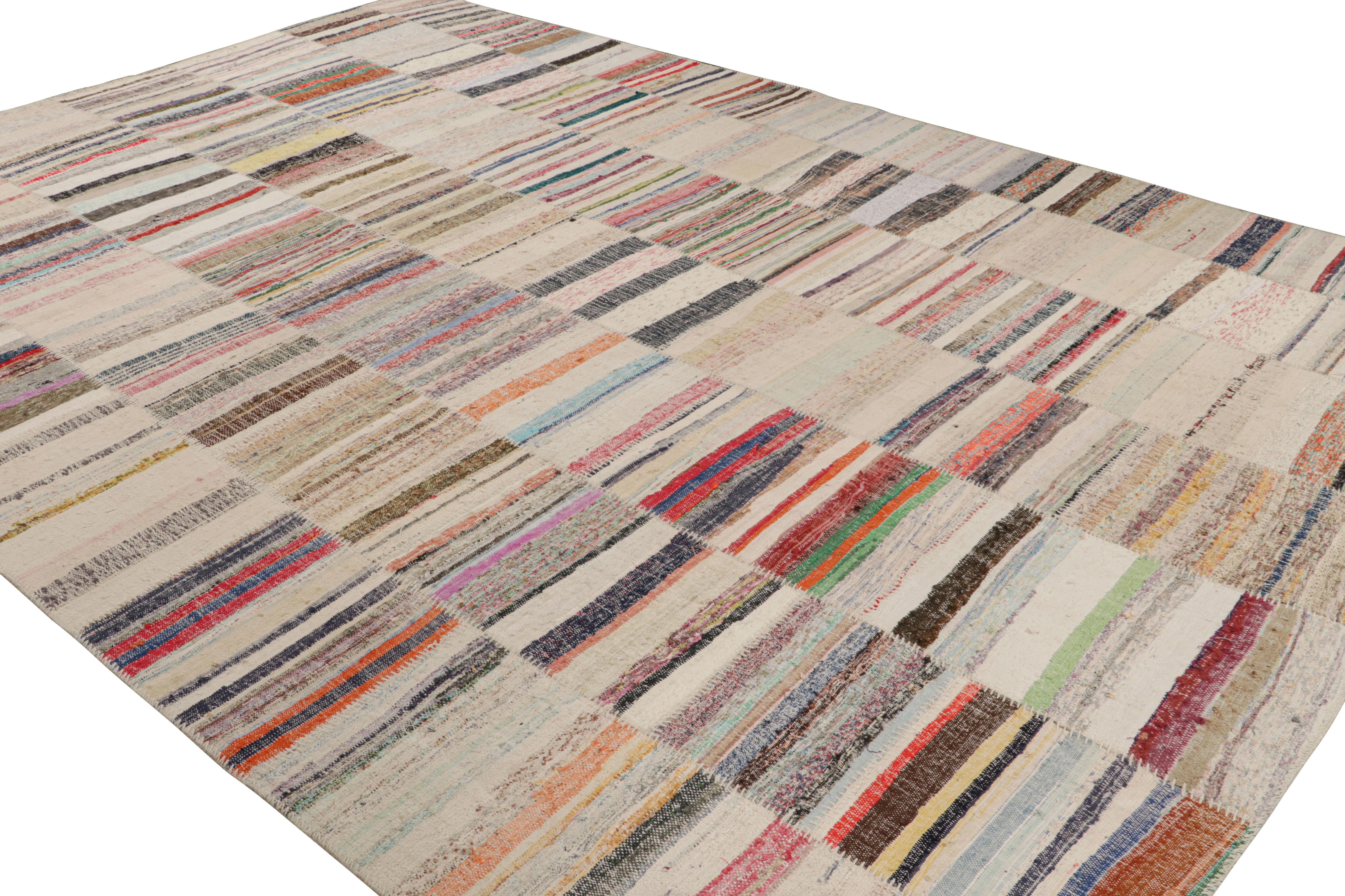 Tissé à la main dans une laine de haute qualité originaire de Turquie, ce nouveau tapis Kilim géométrique tissé à plat de la collection patchwork de Rug & Kilim est composé de pièces sélectionnées parmi les tapis Kilim vintage, tissées ensemble avec
