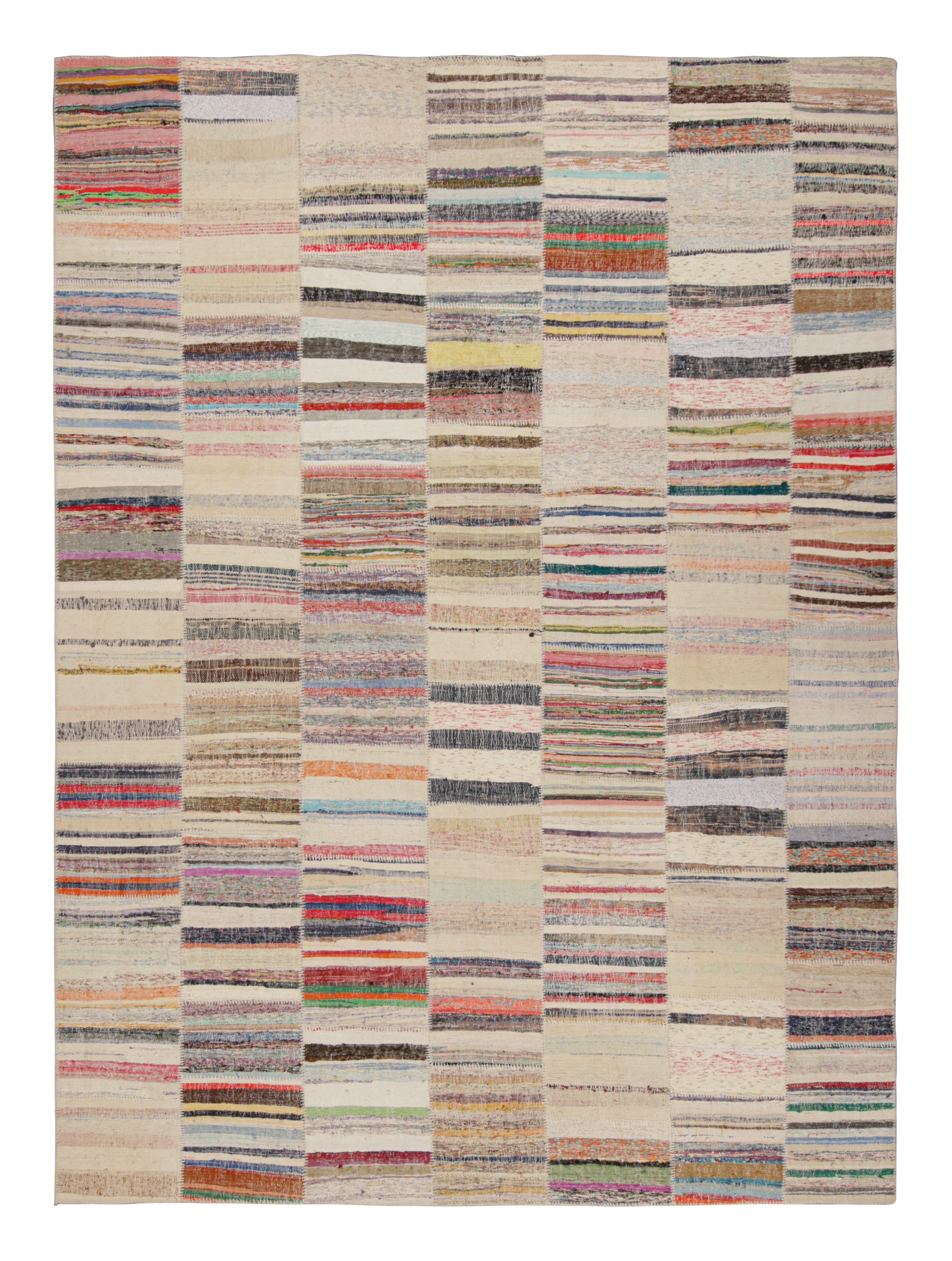 Tapis Kilim en laine beige et multicolore Patchwork de Rug & Kilim en vente