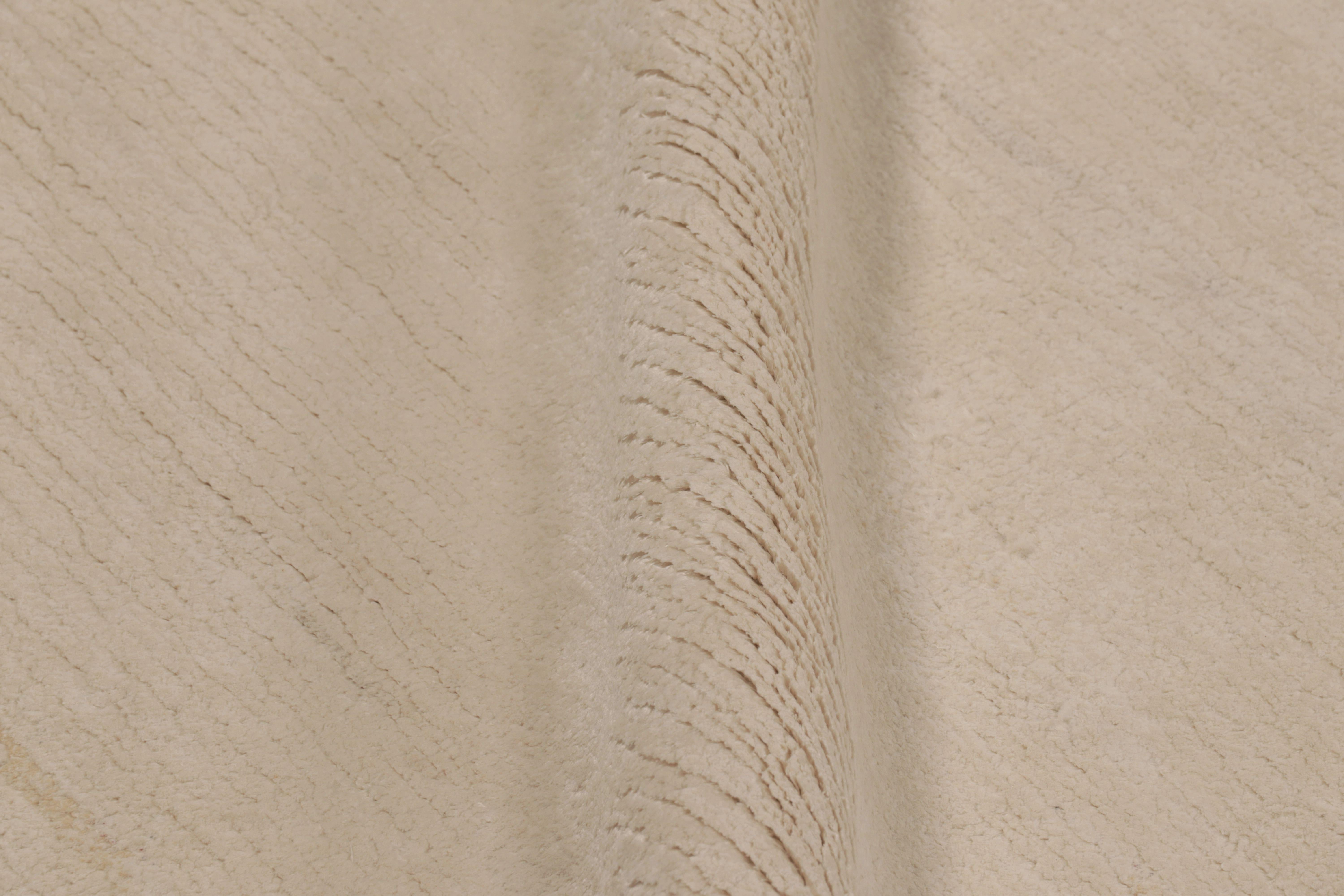 Rug & Kilims übergroßer moderner Strukturteppich in Beige und cremefarbenen Streifen (21. Jahrhundert und zeitgenössisch) im Angebot