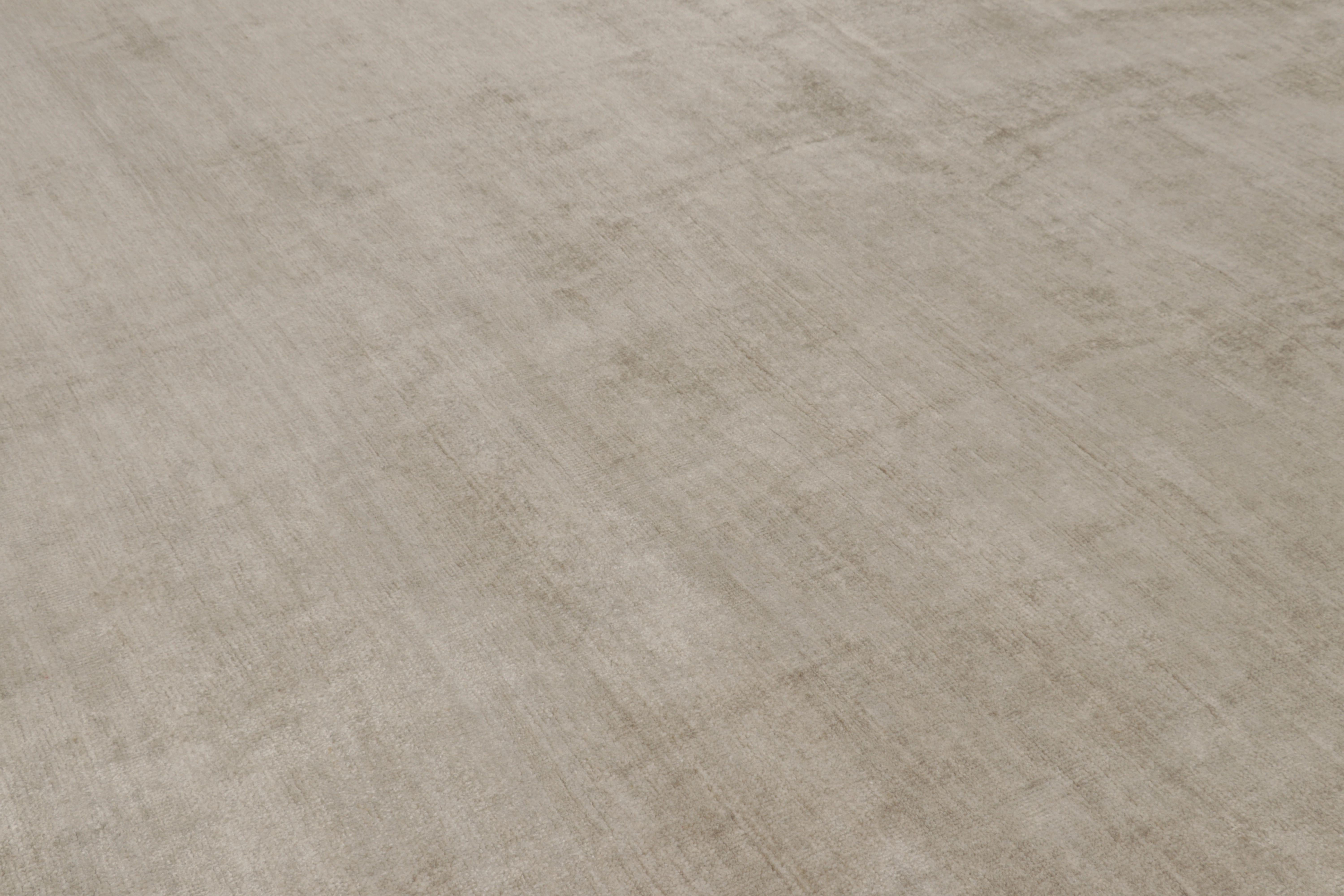 Rug & Kilims übergroßer, moderner Strukturteppich in Beige-Braun mit Streifen und Schlieren (Moderne) im Angebot