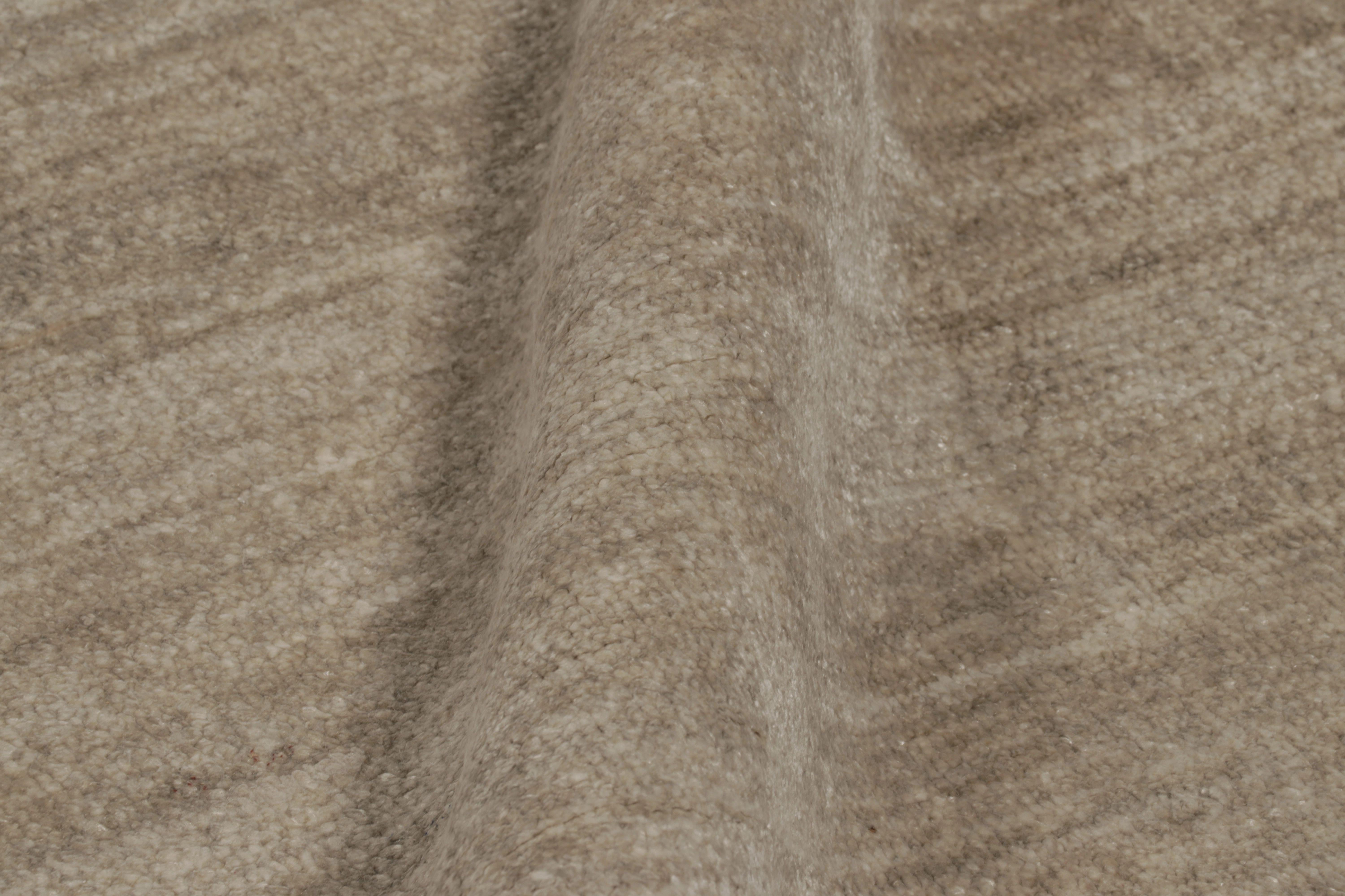 Rug & Kilims übergroßer, moderner Strukturteppich in Beige-Braun mit Streifen und Schlieren (21. Jahrhundert und zeitgenössisch) im Angebot