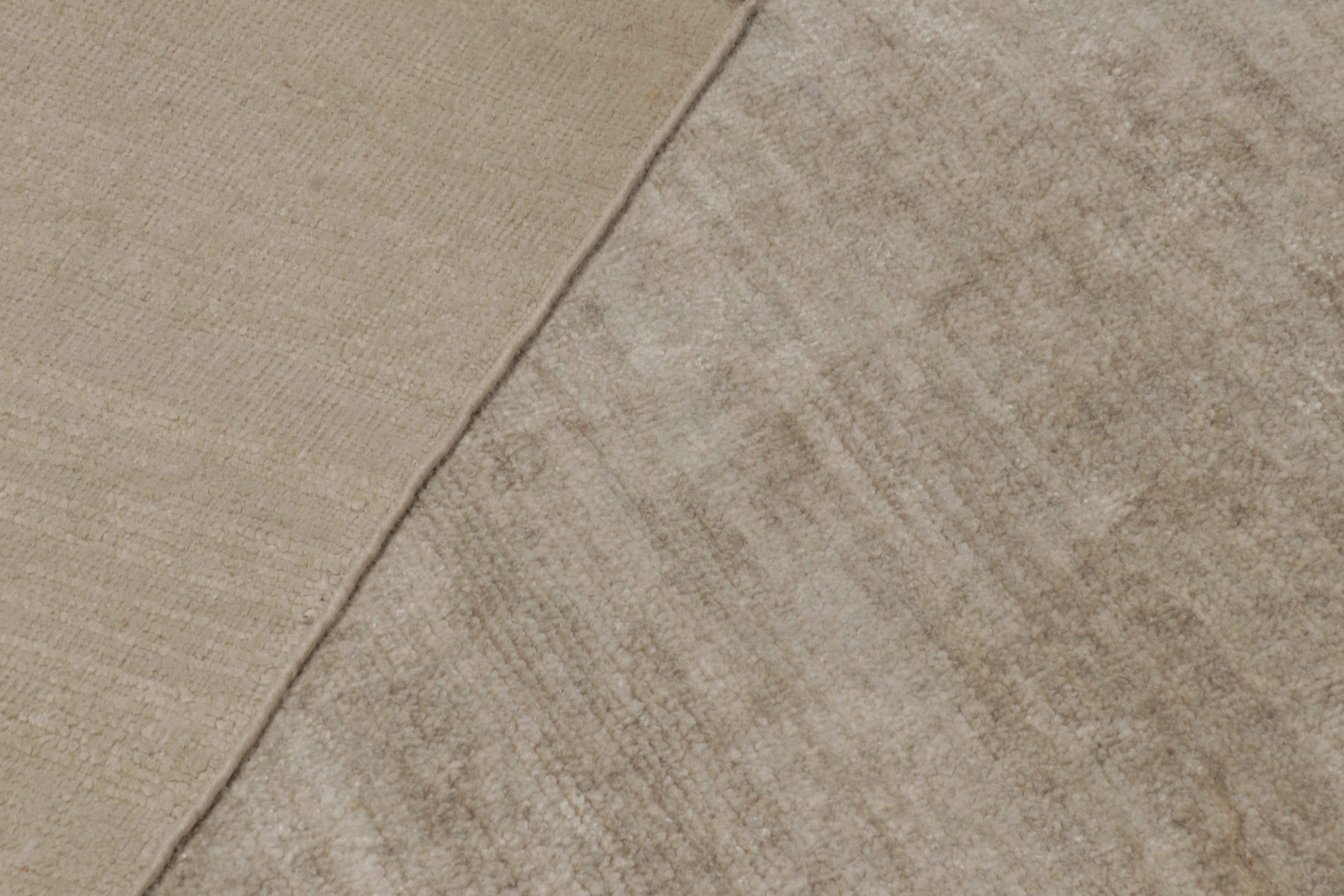 Rug & Kilims übergroßer, moderner Strukturteppich in Beige-Braun mit Streifen und Schlieren (Baumwolle) im Angebot