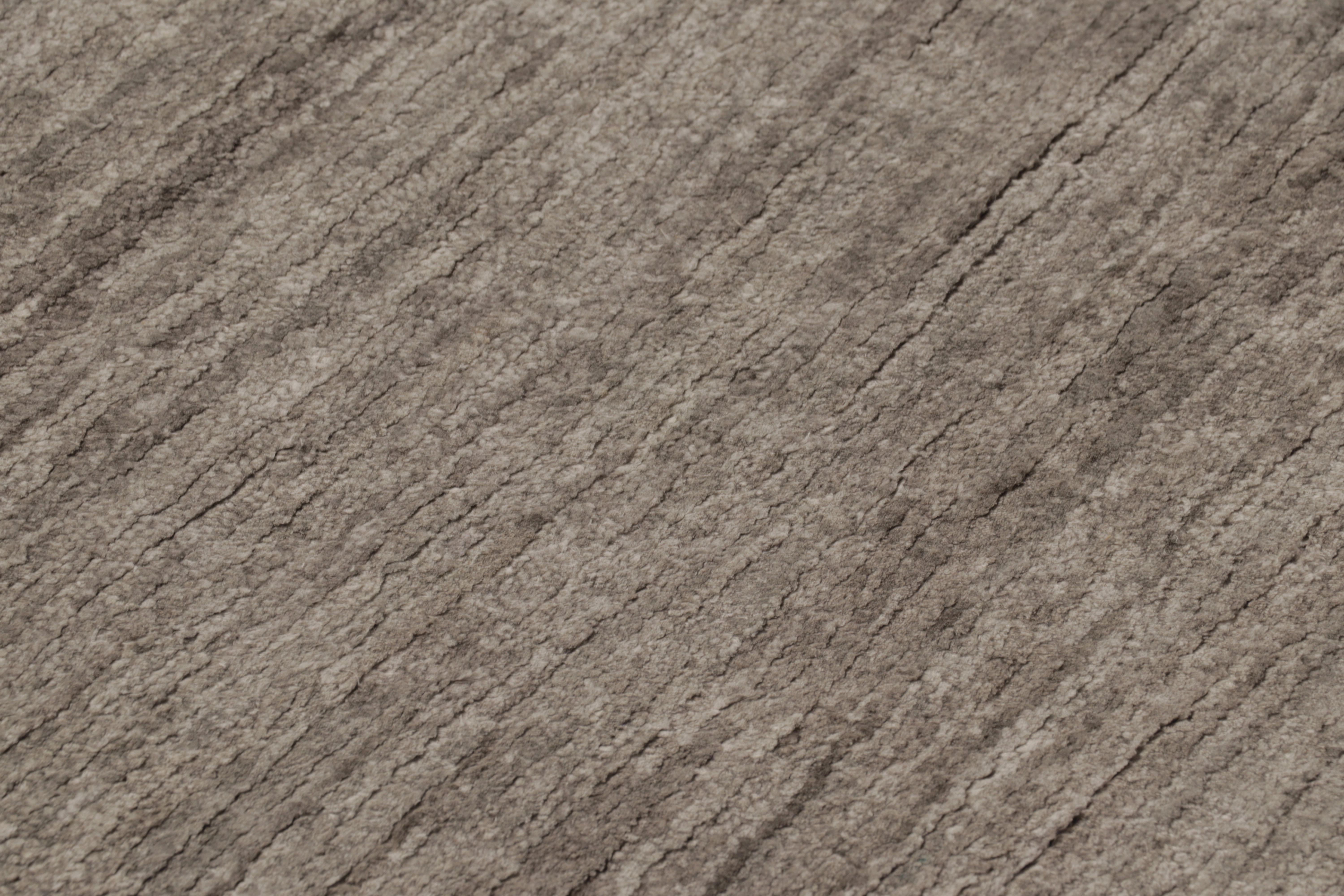 Rug & Kilims übergroßer moderner Strukturteppich in braunen, grauen und beigefarbenen Streifen (Indisch) im Angebot