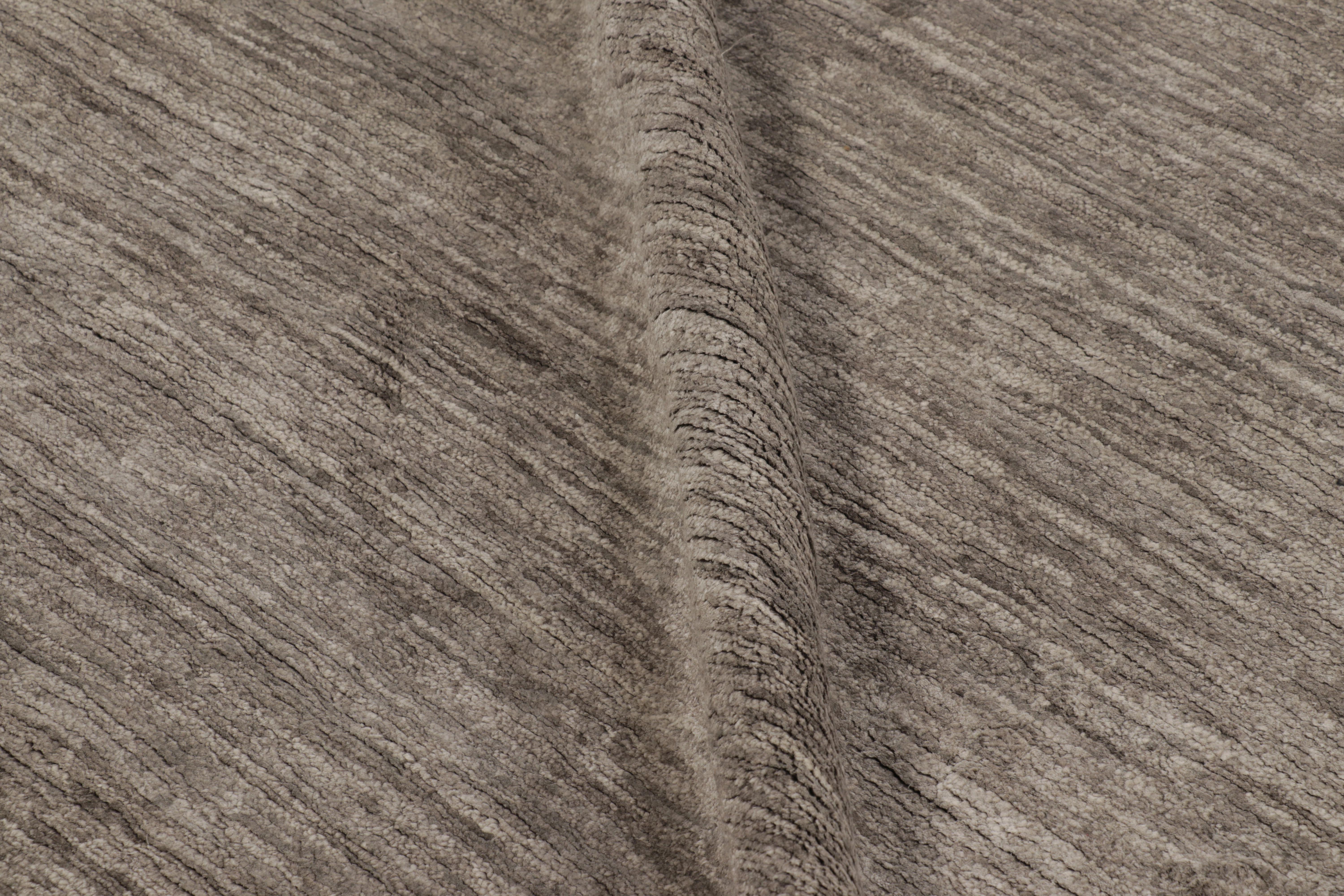 Rug & Kilims übergroßer moderner Strukturteppich in braunen, grauen und beigefarbenen Streifen (21. Jahrhundert und zeitgenössisch) im Angebot