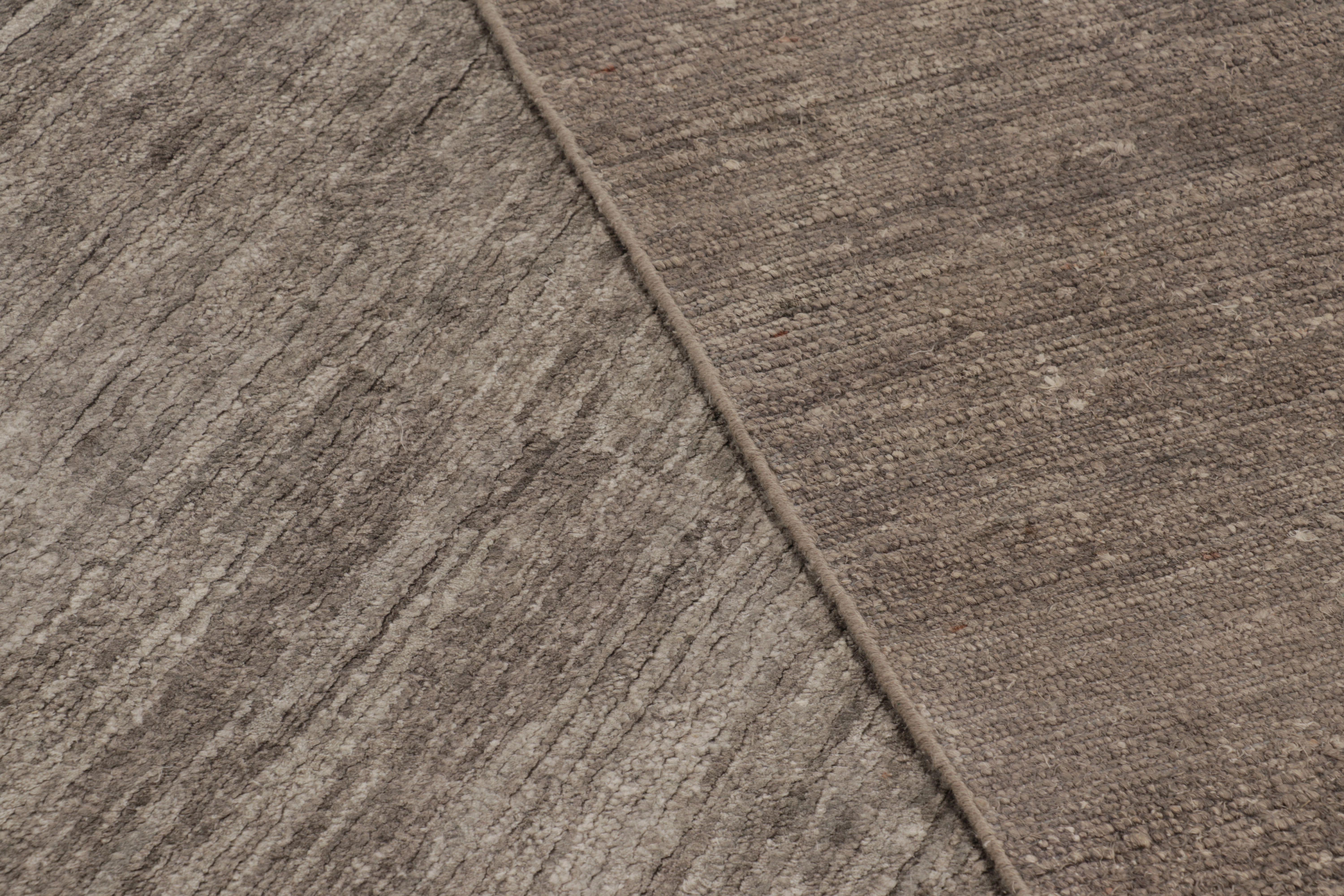 Rug & Kilims übergroßer moderner Strukturteppich in braunen, grauen und beigefarbenen Streifen (Baumwolle) im Angebot