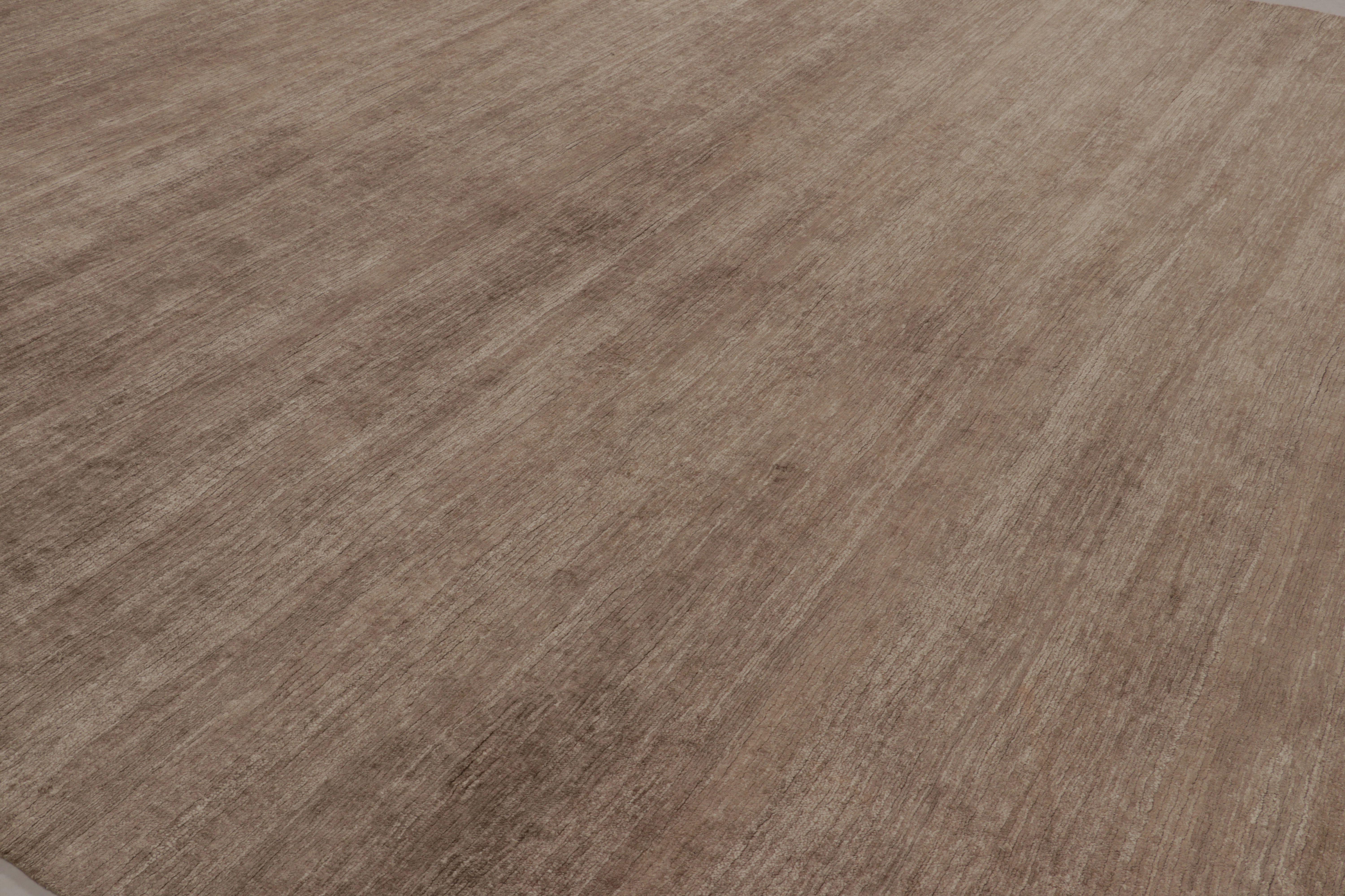 Un nuovo modello oversize 13x19 della nostra collezione Texture of Color, realizzato in seta e cotone sari annodati a mano. 

Sul design: 

La collezione Texture of Color offre un'interpretazione inventiva dei tappeti a tinta unita, con questo