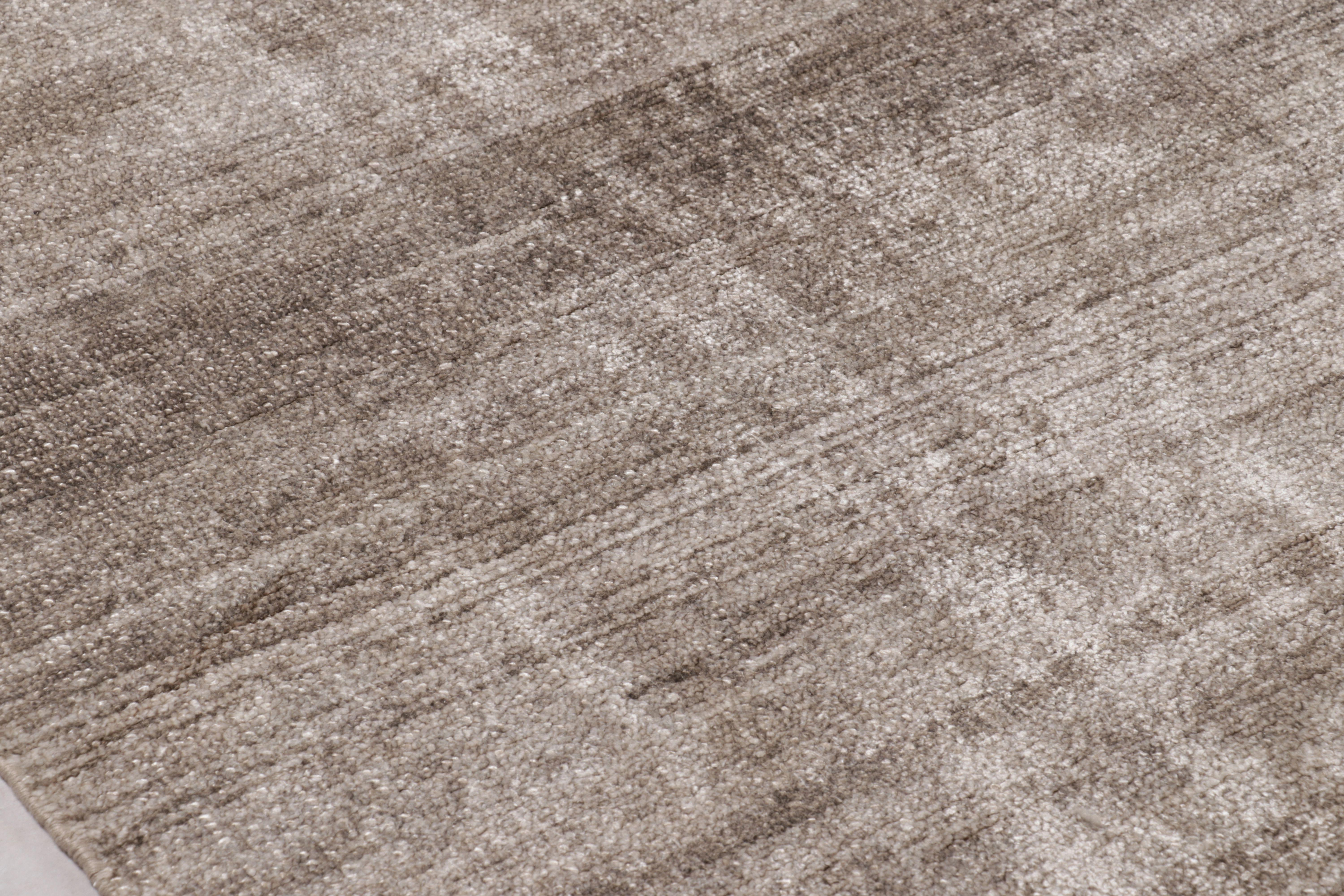 Moderno Rug & Kilim è un tappeto moderno sovradimensionato a righe marroni, bianche e beige. in vendita