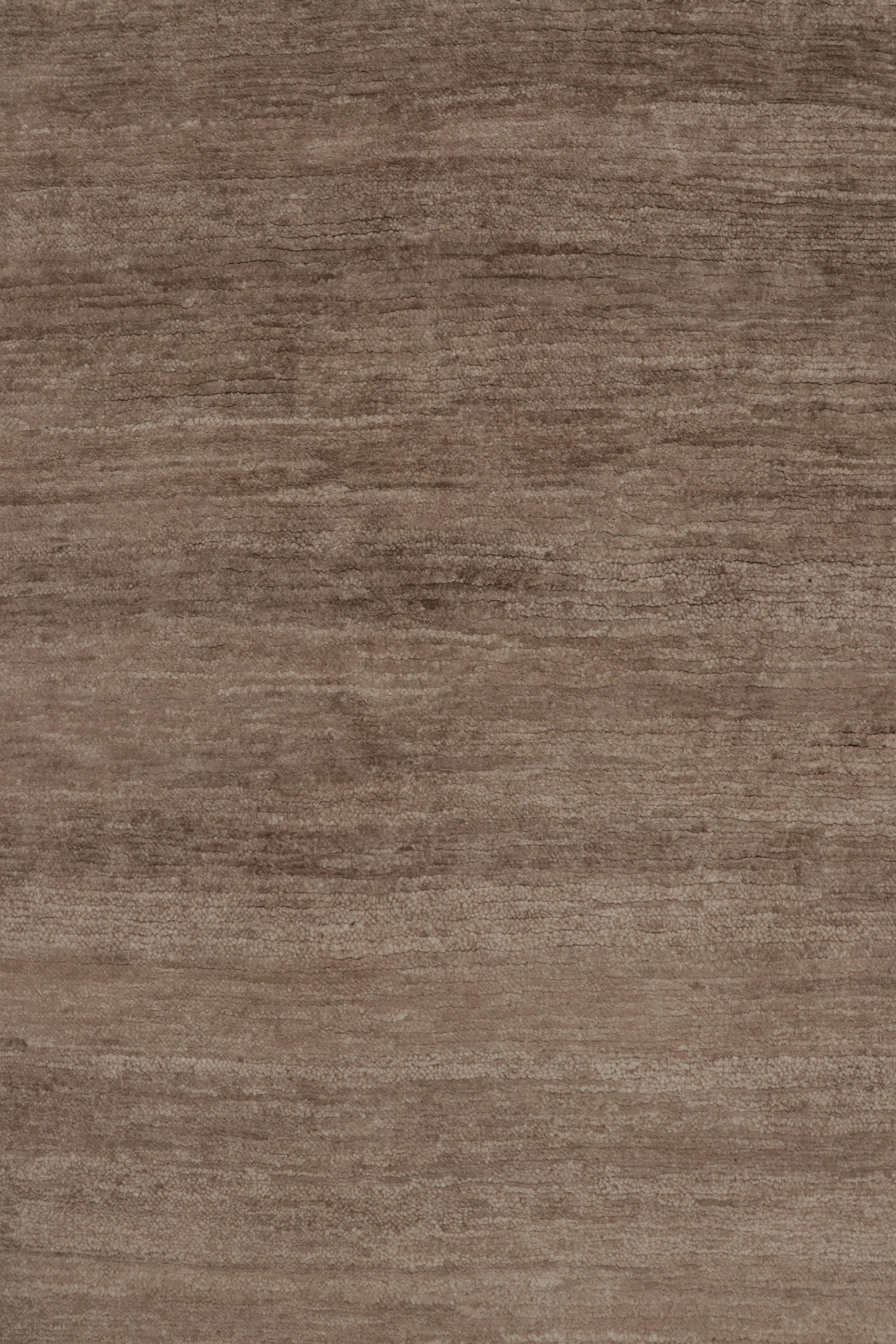 Moderno Rug & Kilim è un tappeto moderno sovradimensionato a righe marroni, bianche e beige. in vendita