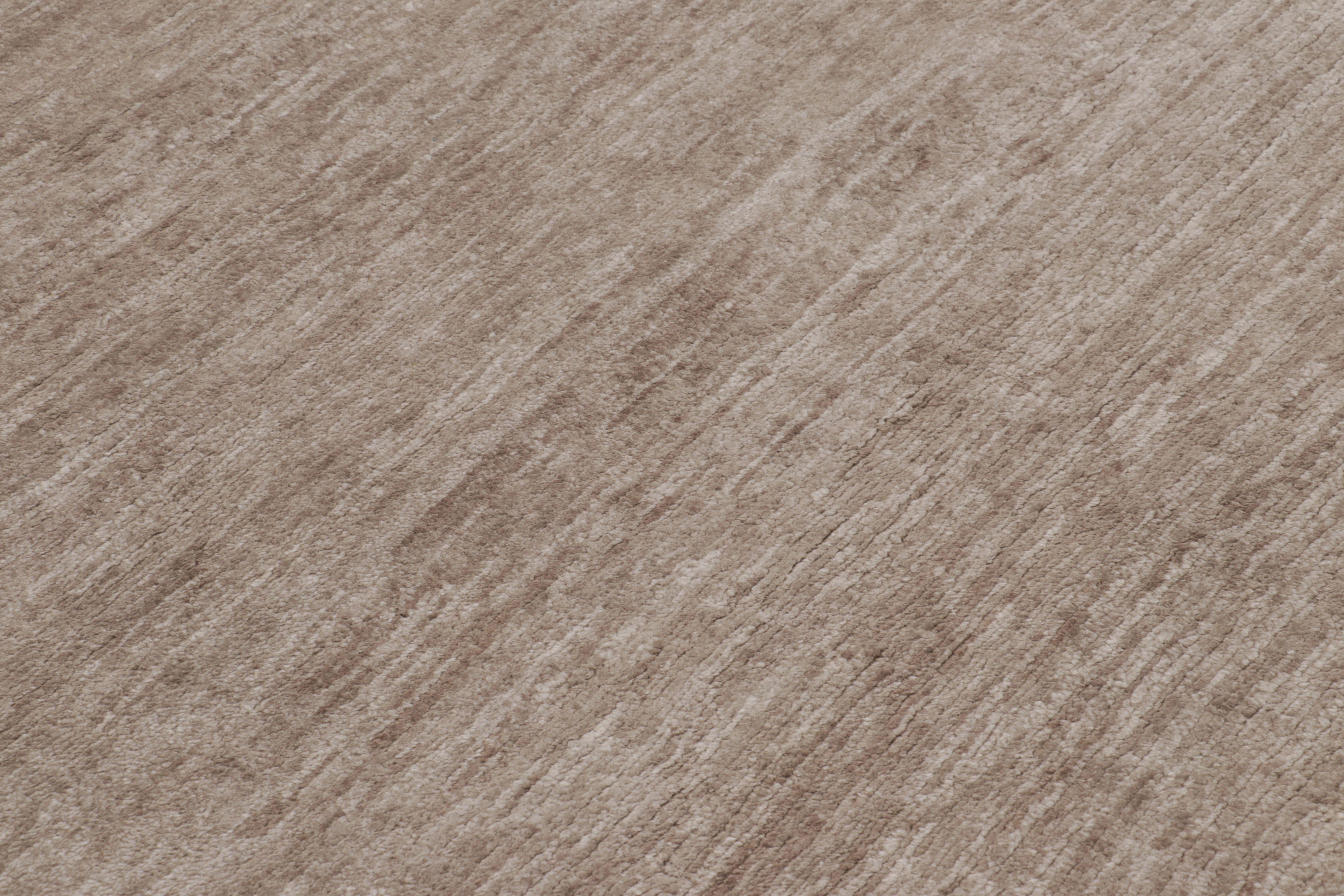 Moderno Rug & Kilim è un tappeto moderno sovradimensionato a righe marroni, bianche e beige. in vendita