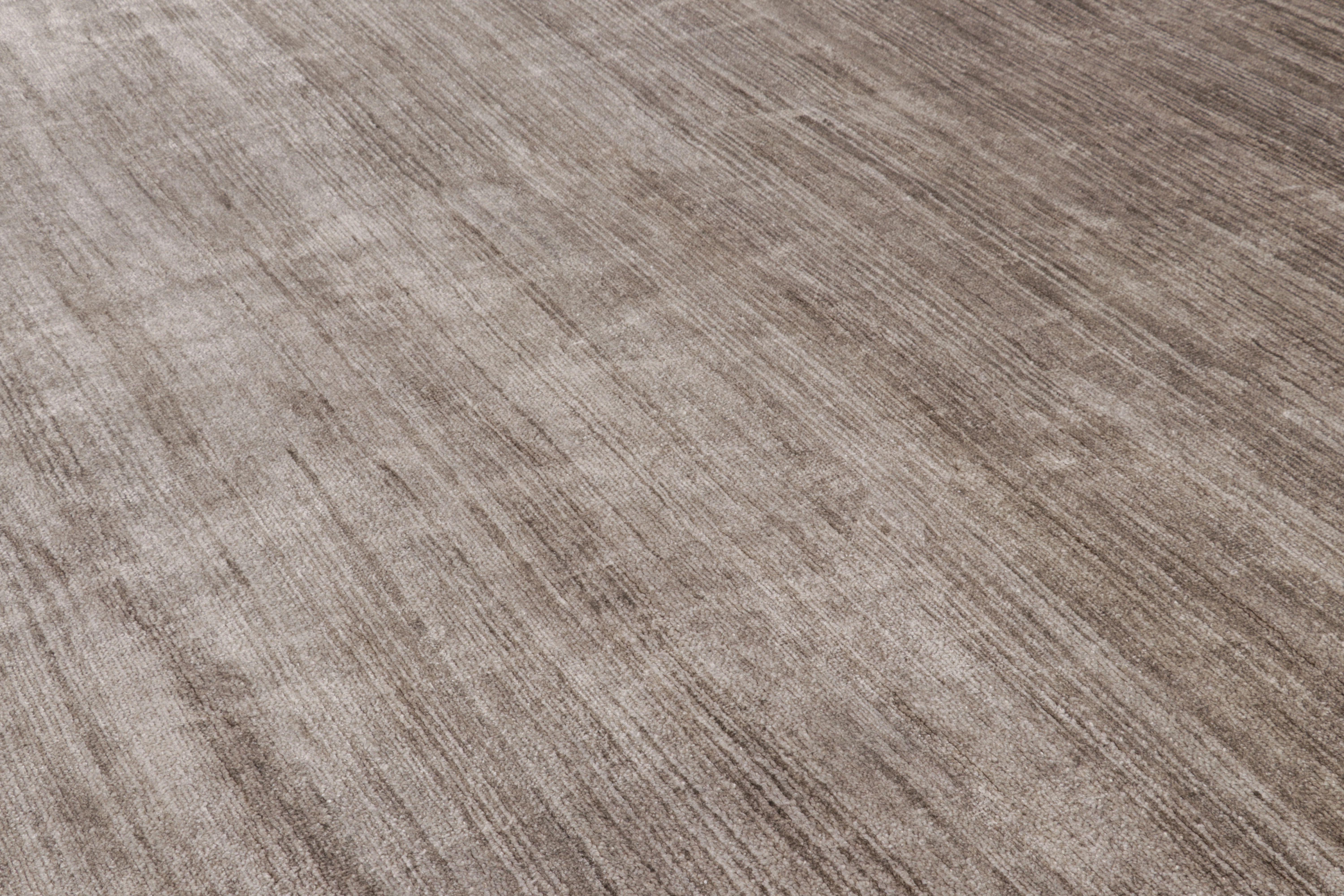 Indiano Rug & Kilim è un tappeto moderno sovradimensionato a righe marroni, bianche e beige. in vendita