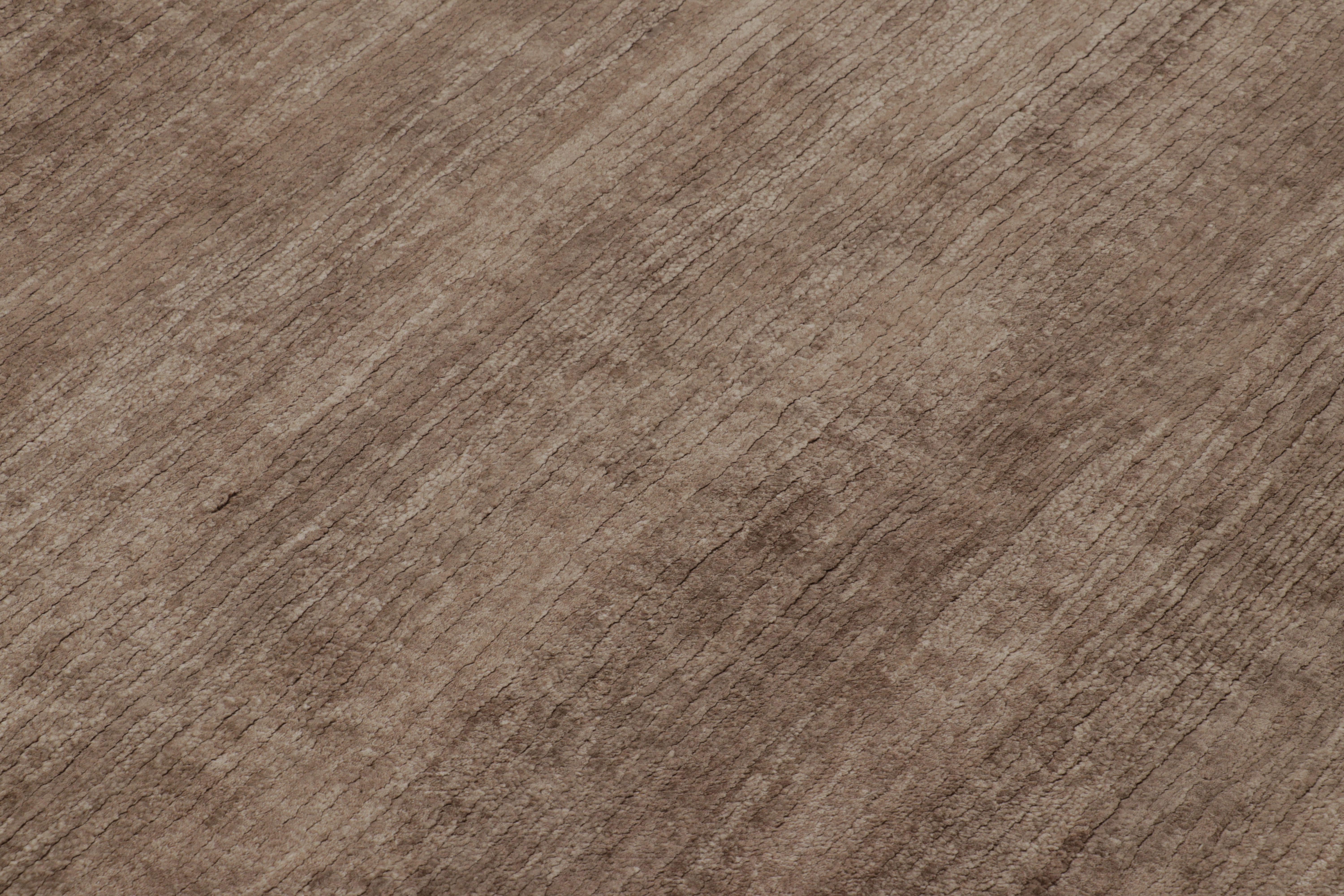 Indiano Rug & Kilim è un tappeto moderno sovradimensionato a righe marroni, bianche e beige. in vendita