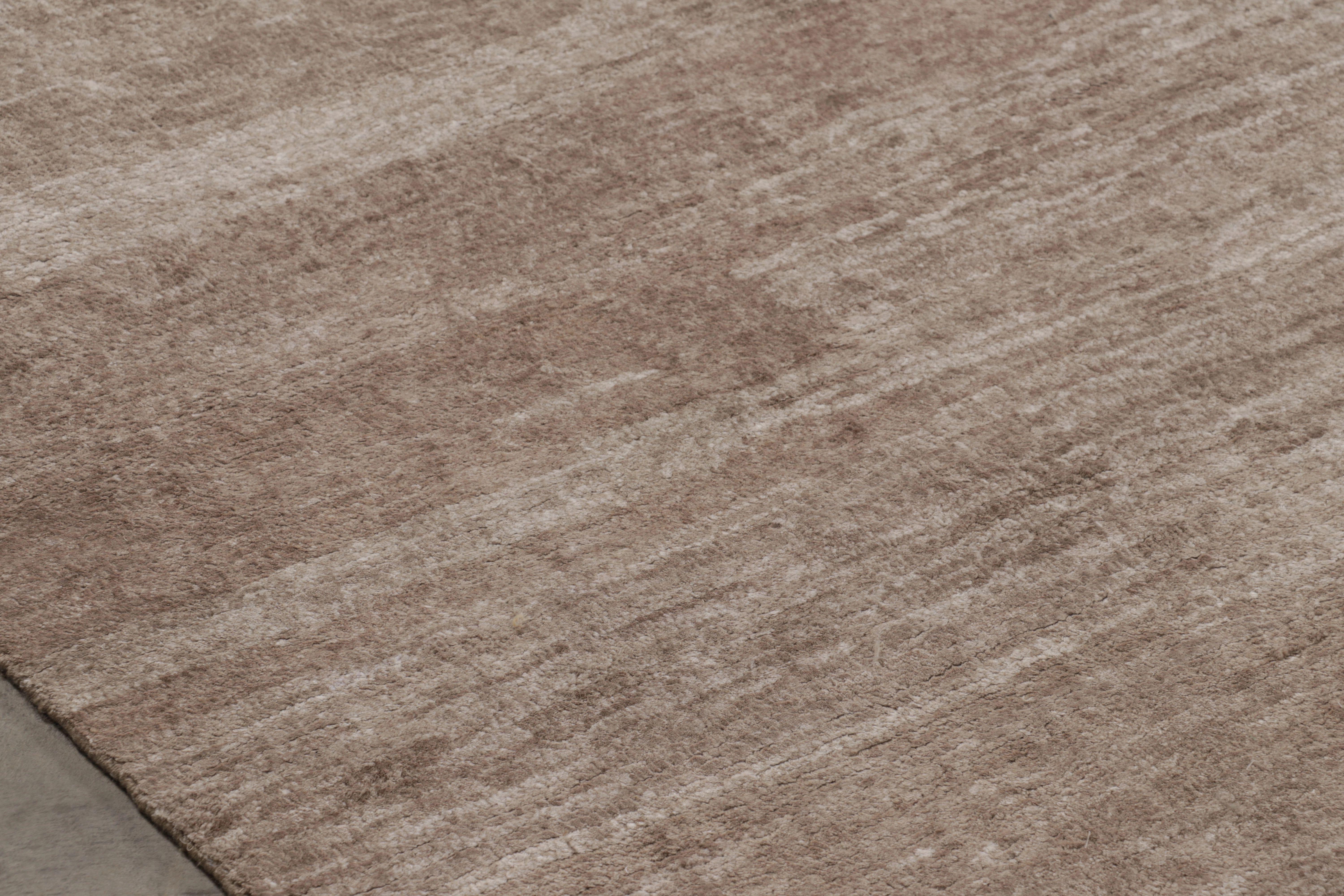 Indiano Rug & Kilim è un tappeto moderno sovradimensionato a righe marroni, bianche e beige. in vendita