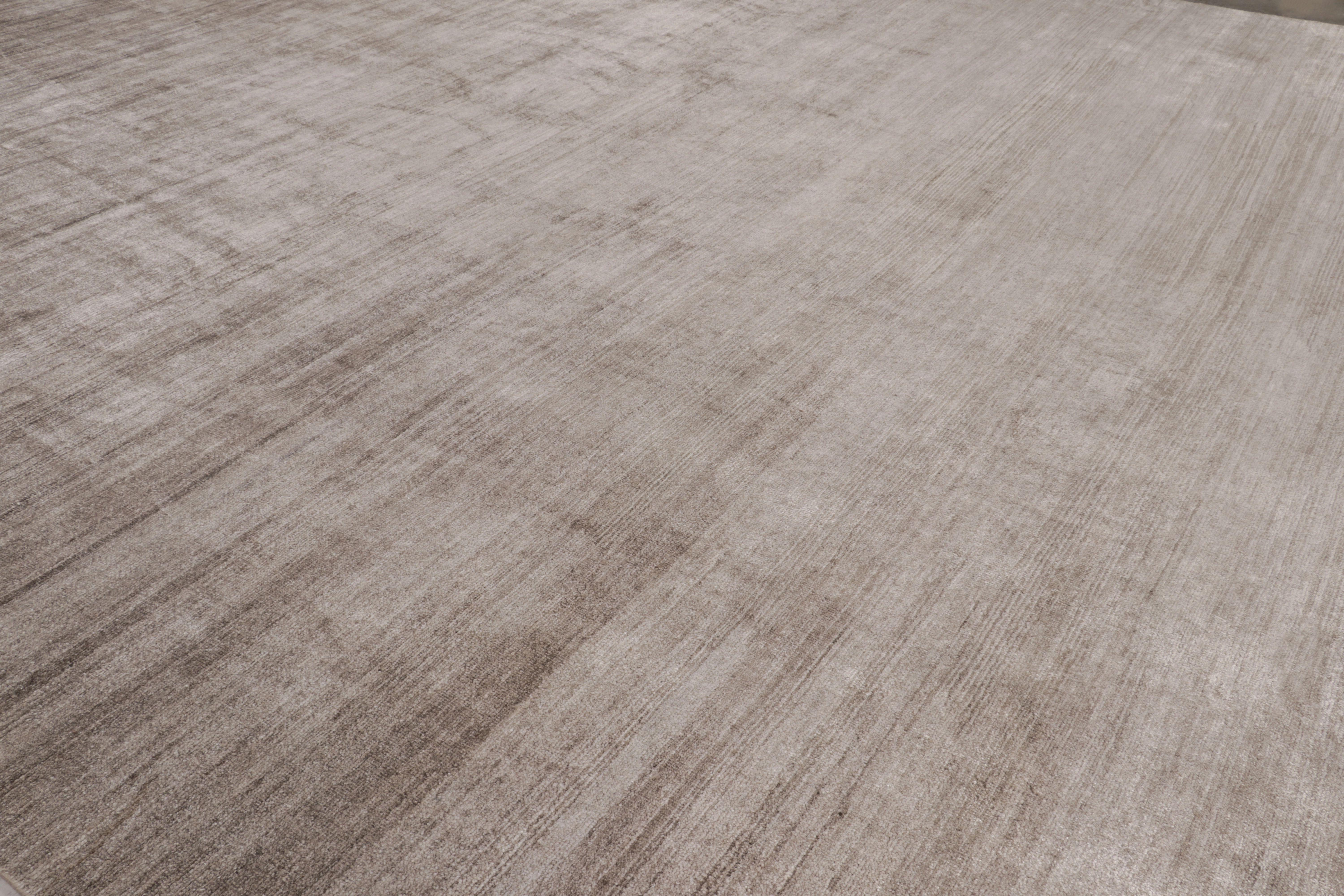 Annodato a mano Rug & Kilim è un tappeto moderno sovradimensionato a righe marroni, bianche e beige. in vendita