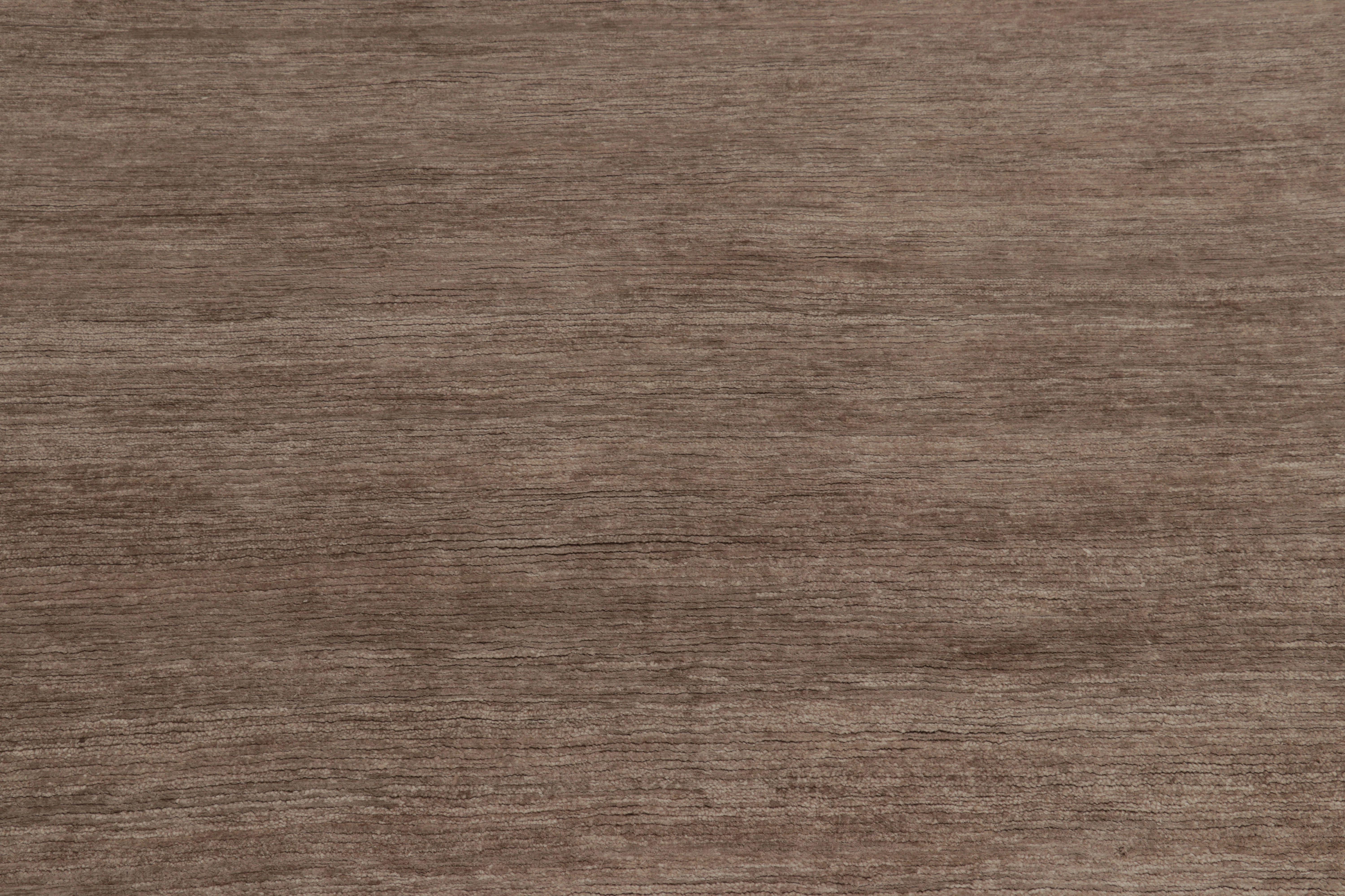 Annodato a mano Rug & Kilim è un tappeto moderno sovradimensionato a righe marroni, bianche e beige. in vendita