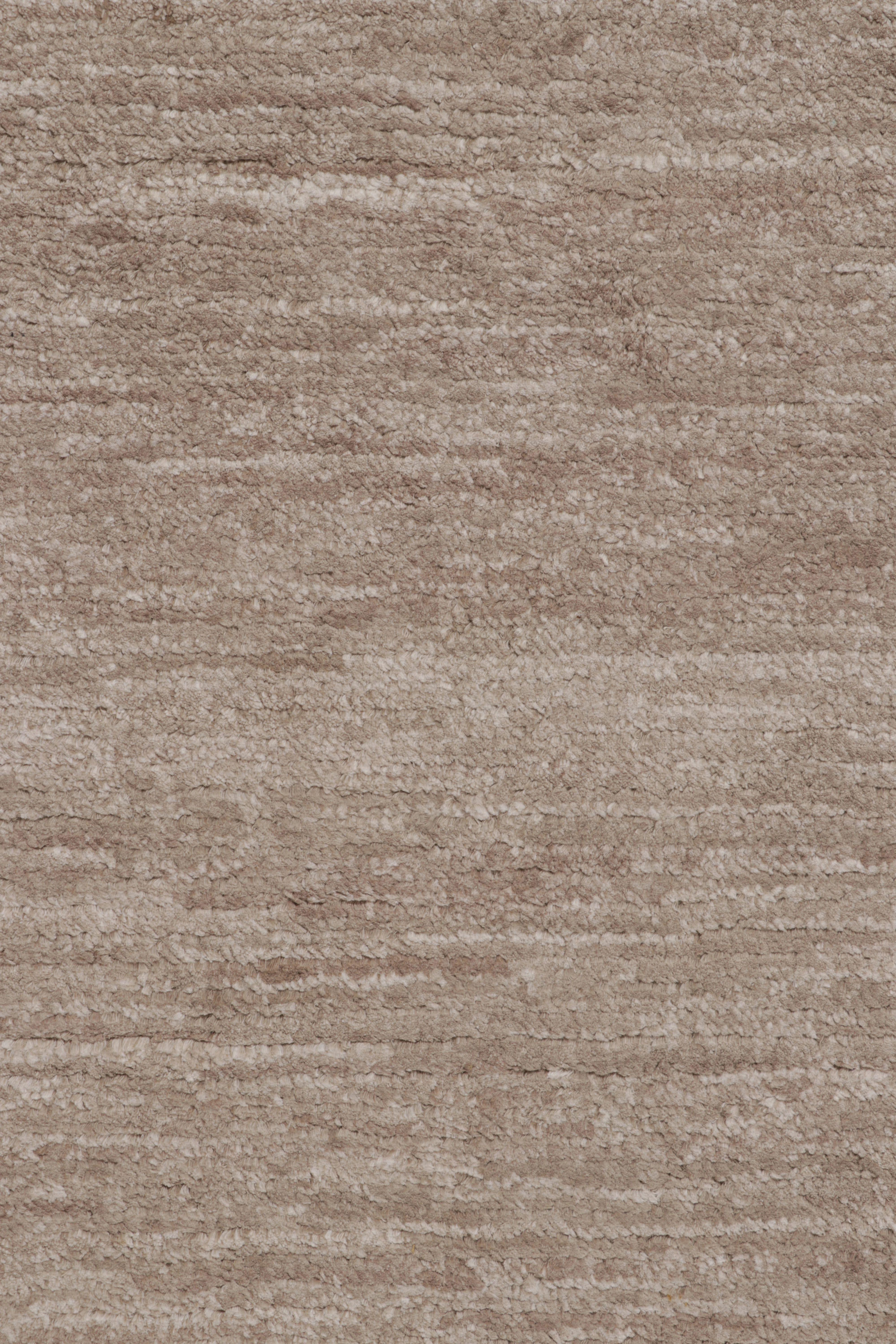 Annodato a mano Rug & Kilim è un tappeto moderno sovradimensionato a righe marroni, bianche e beige. in vendita