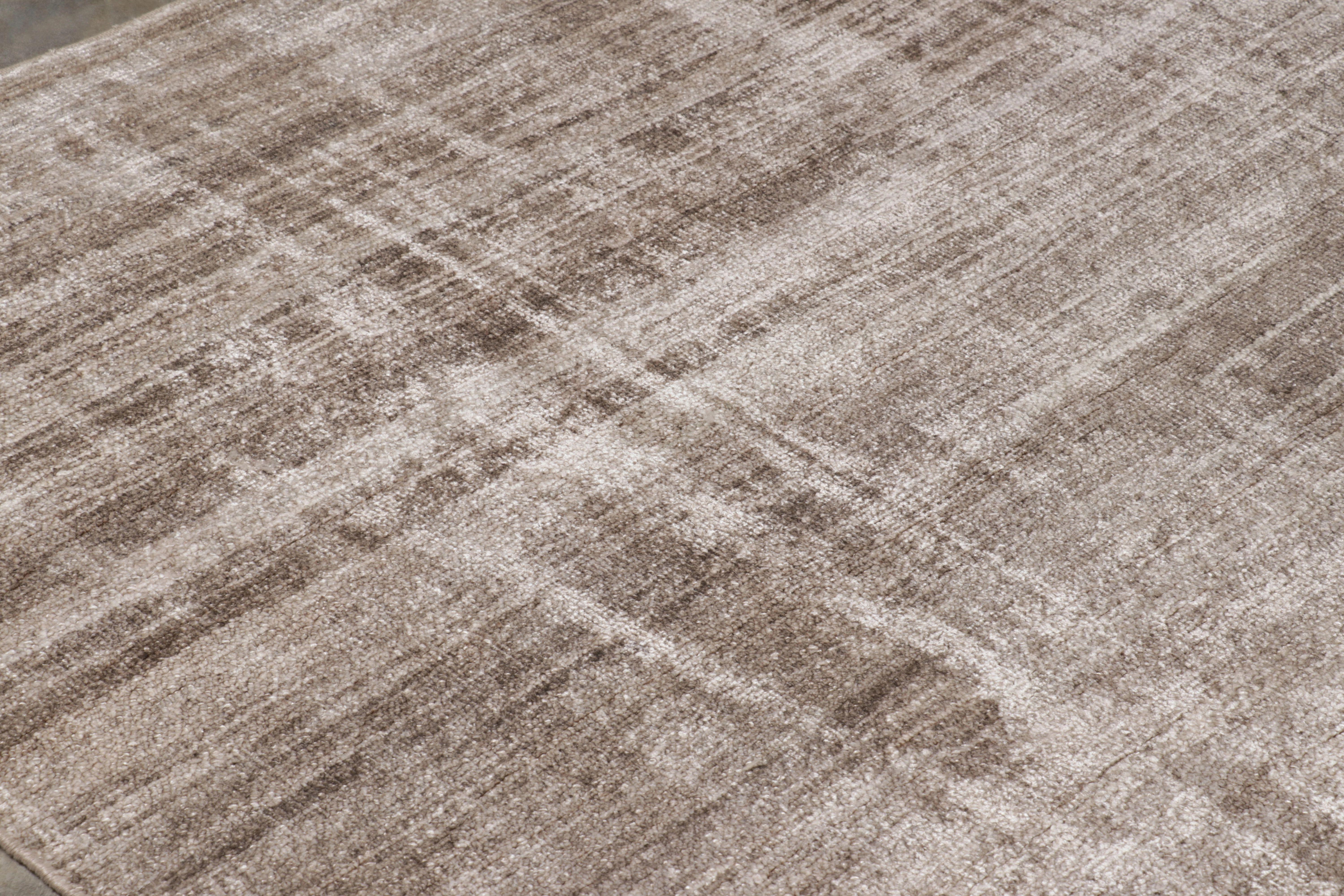 Rug & Kilim è un tappeto moderno sovradimensionato a righe marroni, bianche e beige. In condizioni Nuovo in vendita a Long Island City, NY