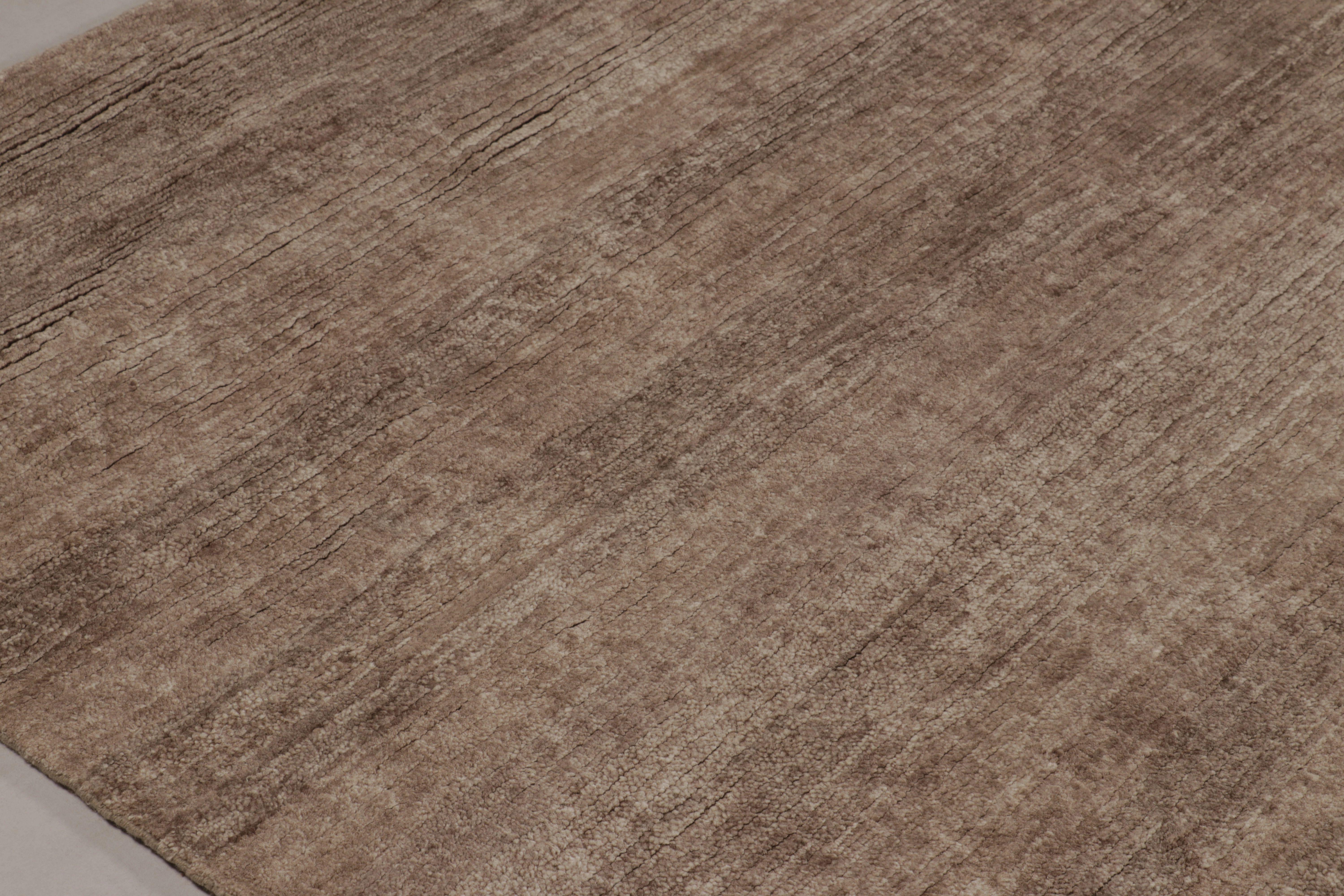 Rug & Kilim è un tappeto moderno sovradimensionato a righe marroni, bianche e beige. In condizioni Nuovo in vendita a Long Island City, NY