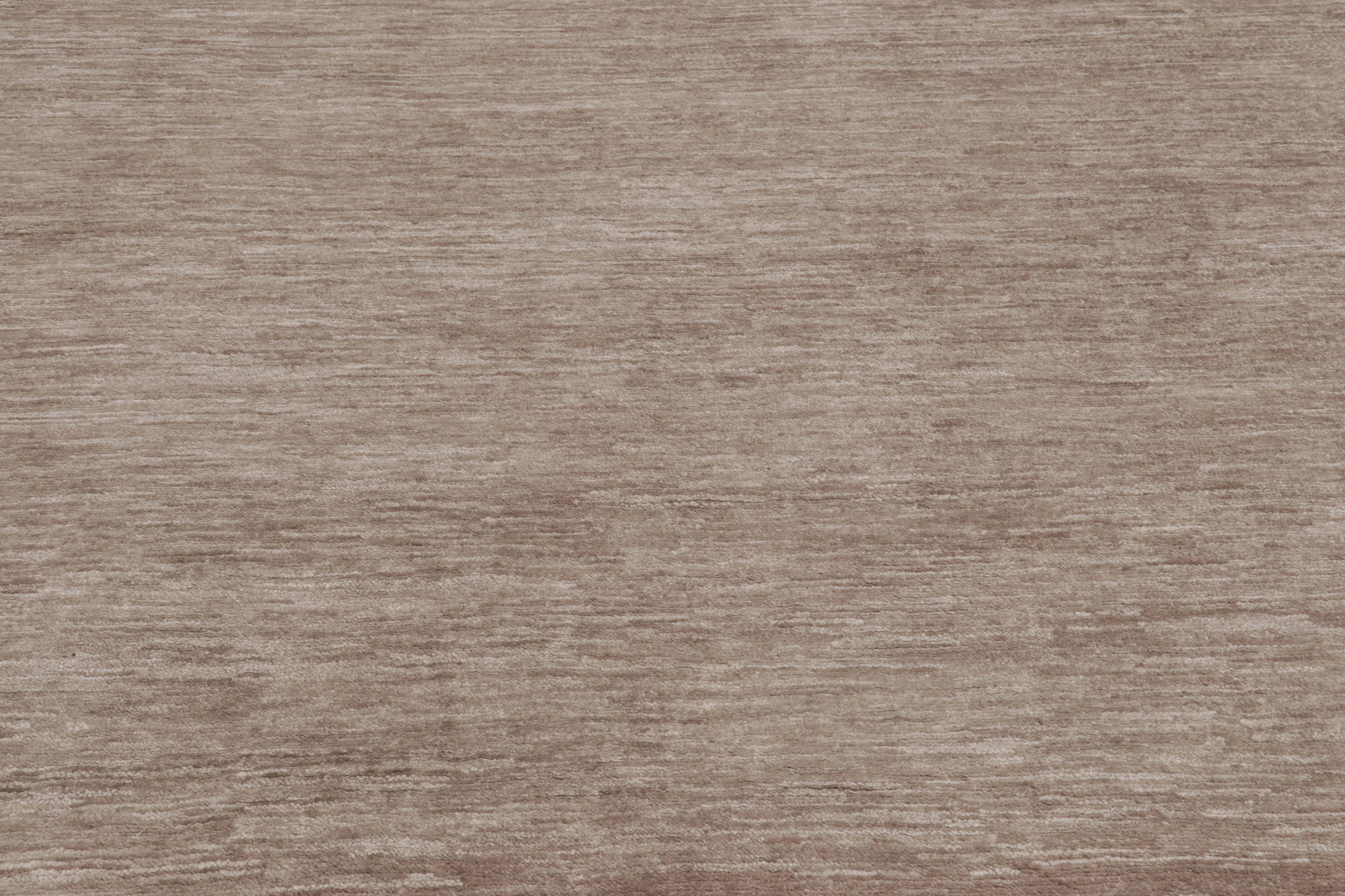 Rug & Kilim è un tappeto moderno sovradimensionato a righe marroni, bianche e beige. In condizioni Nuovo in vendita a Long Island City, NY