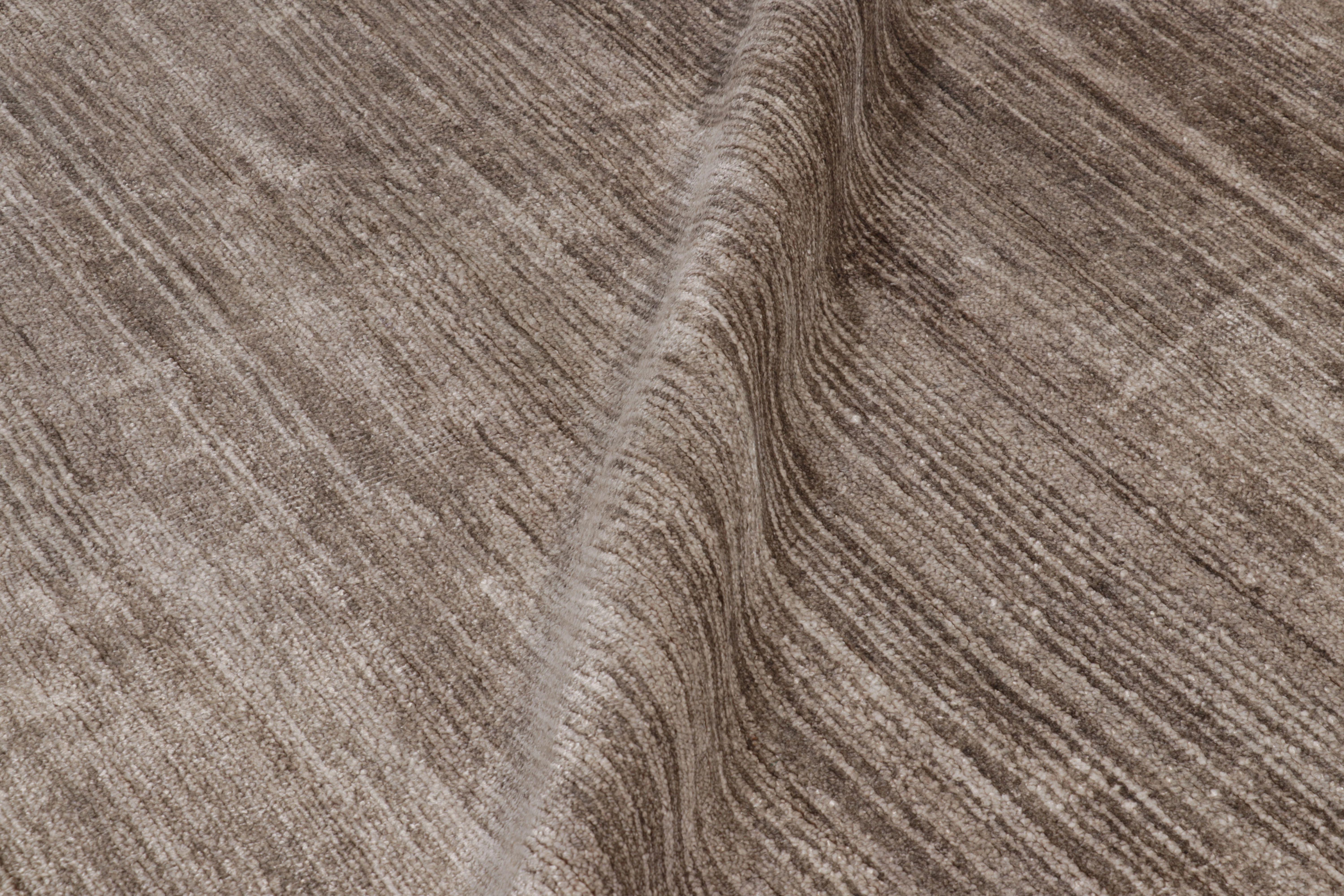 XXI secolo e contemporaneo Rug & Kilim è un tappeto moderno sovradimensionato a righe marroni, bianche e beige. in vendita