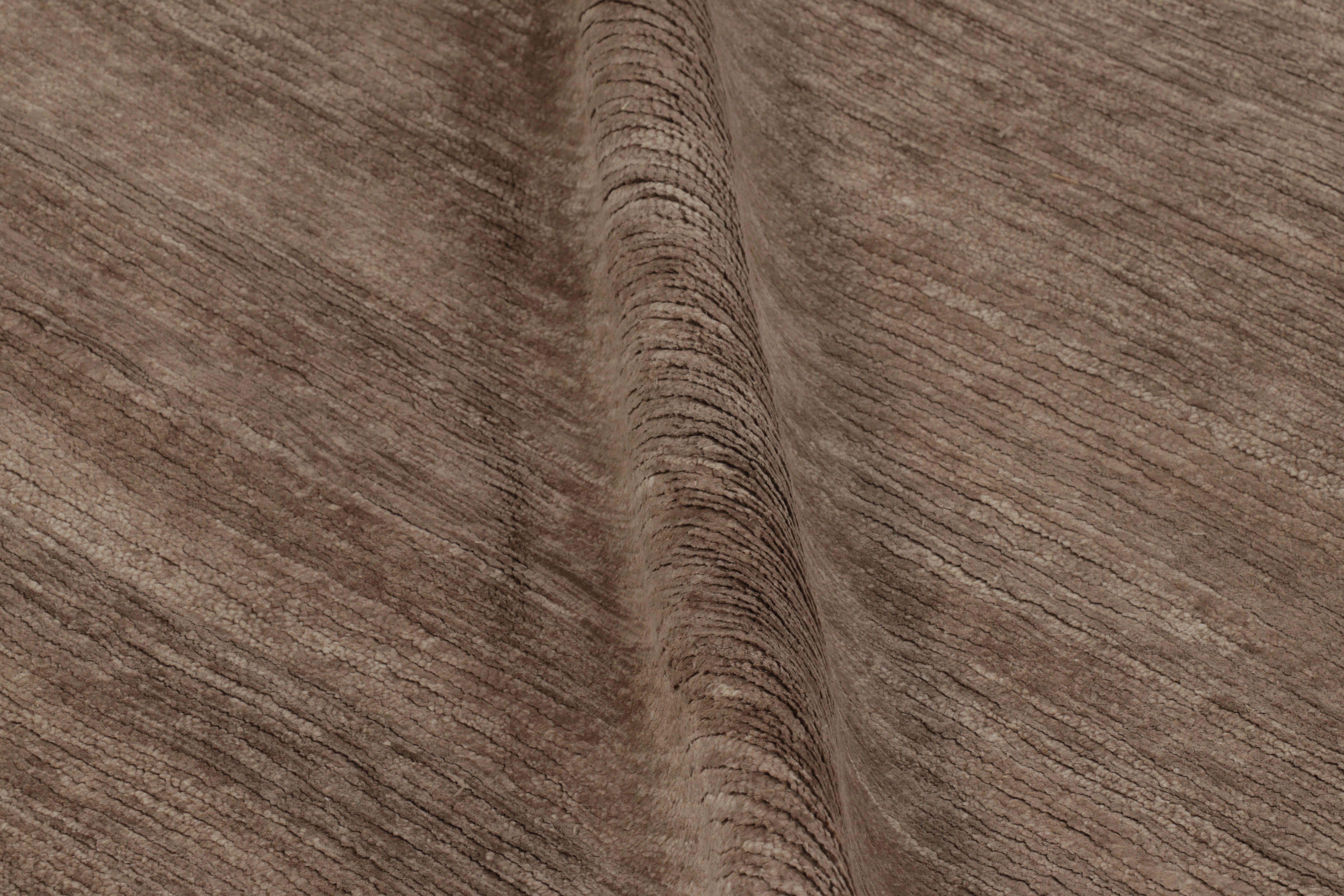 XXI secolo e contemporaneo Rug & Kilim è un tappeto moderno sovradimensionato a righe marroni, bianche e beige. in vendita