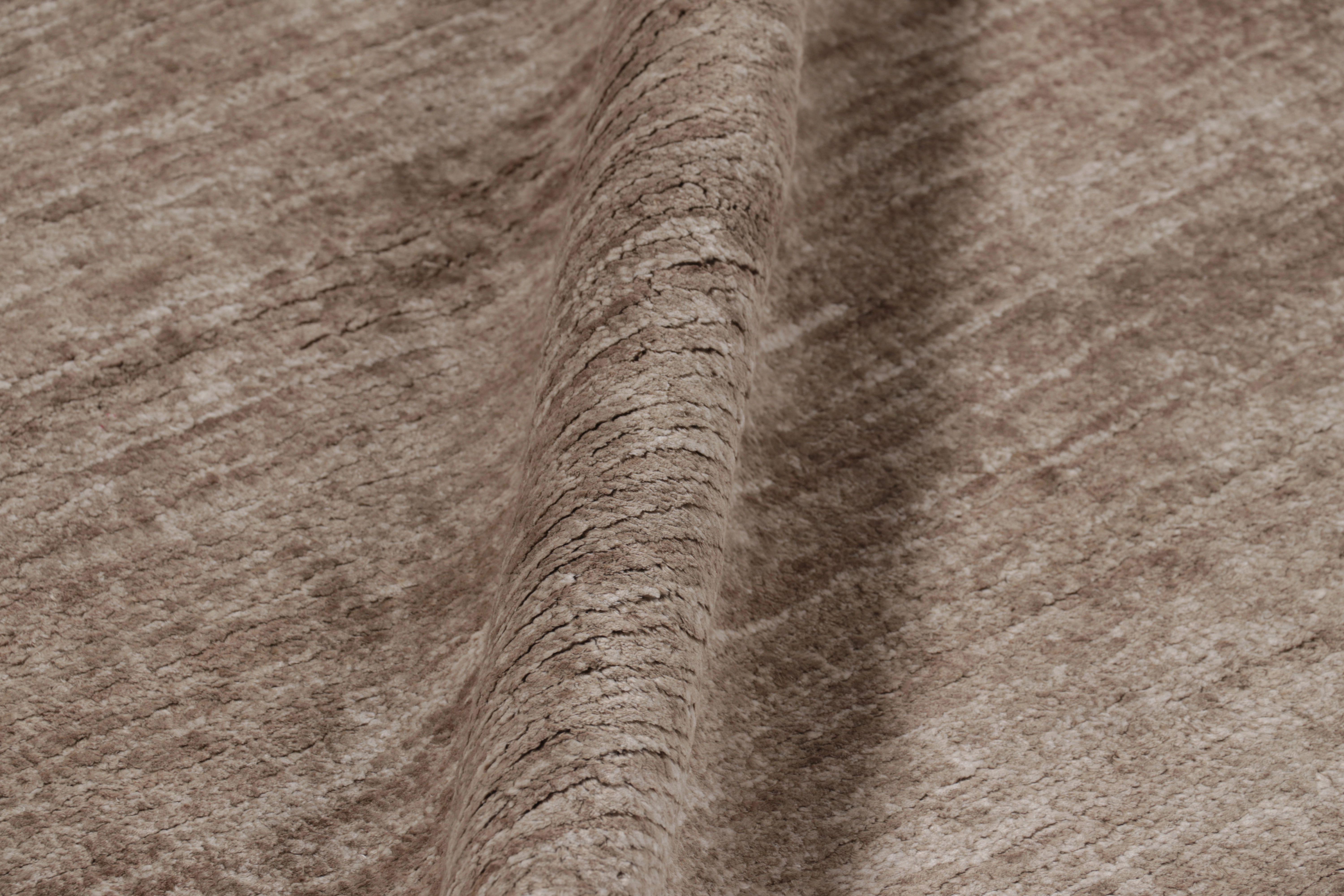 XXI secolo e contemporaneo Rug & Kilim è un tappeto moderno sovradimensionato a righe marroni, bianche e beige. in vendita