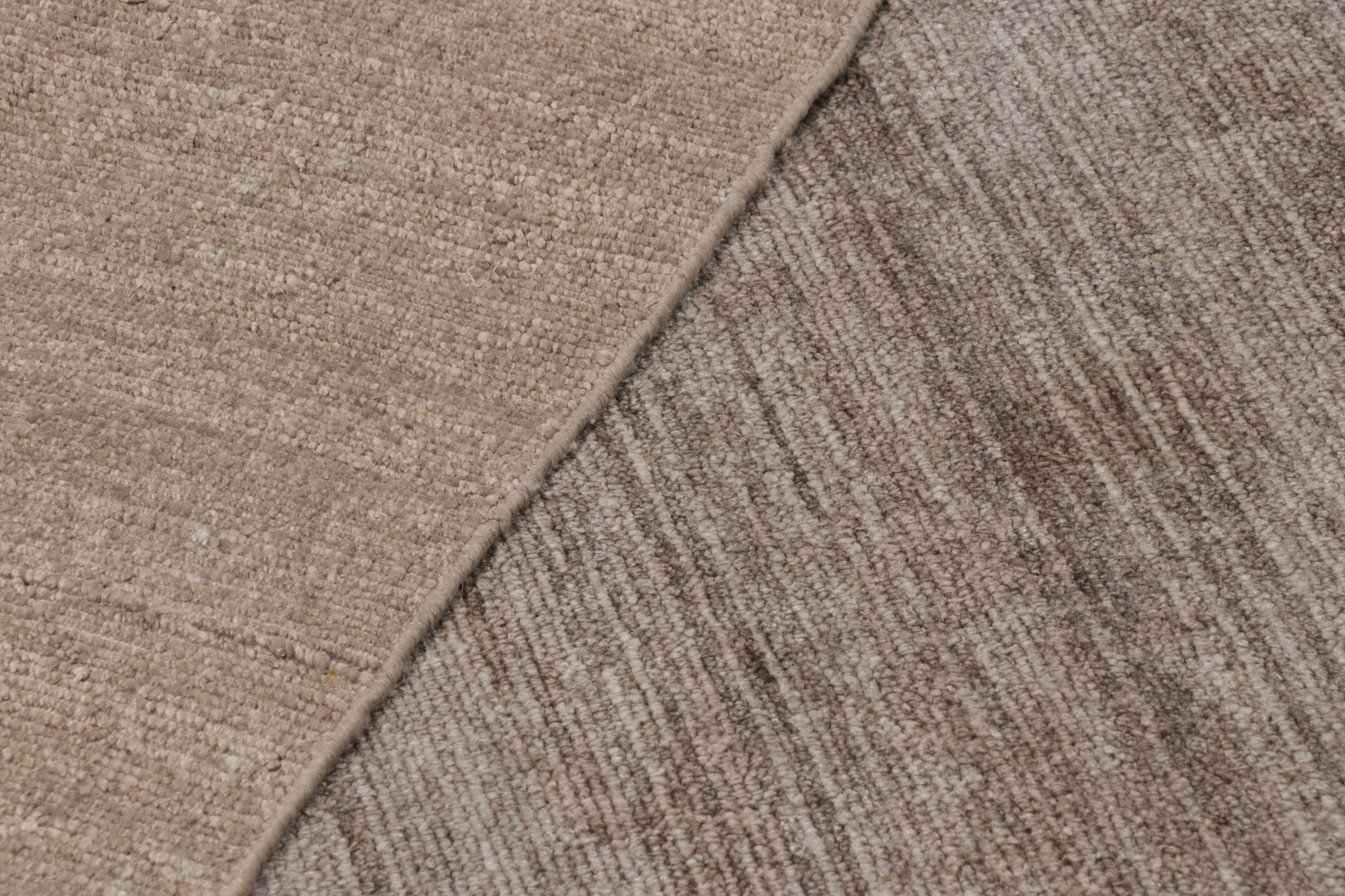 Cotone Rug & Kilim è un tappeto moderno sovradimensionato a righe marroni, bianche e beige. in vendita