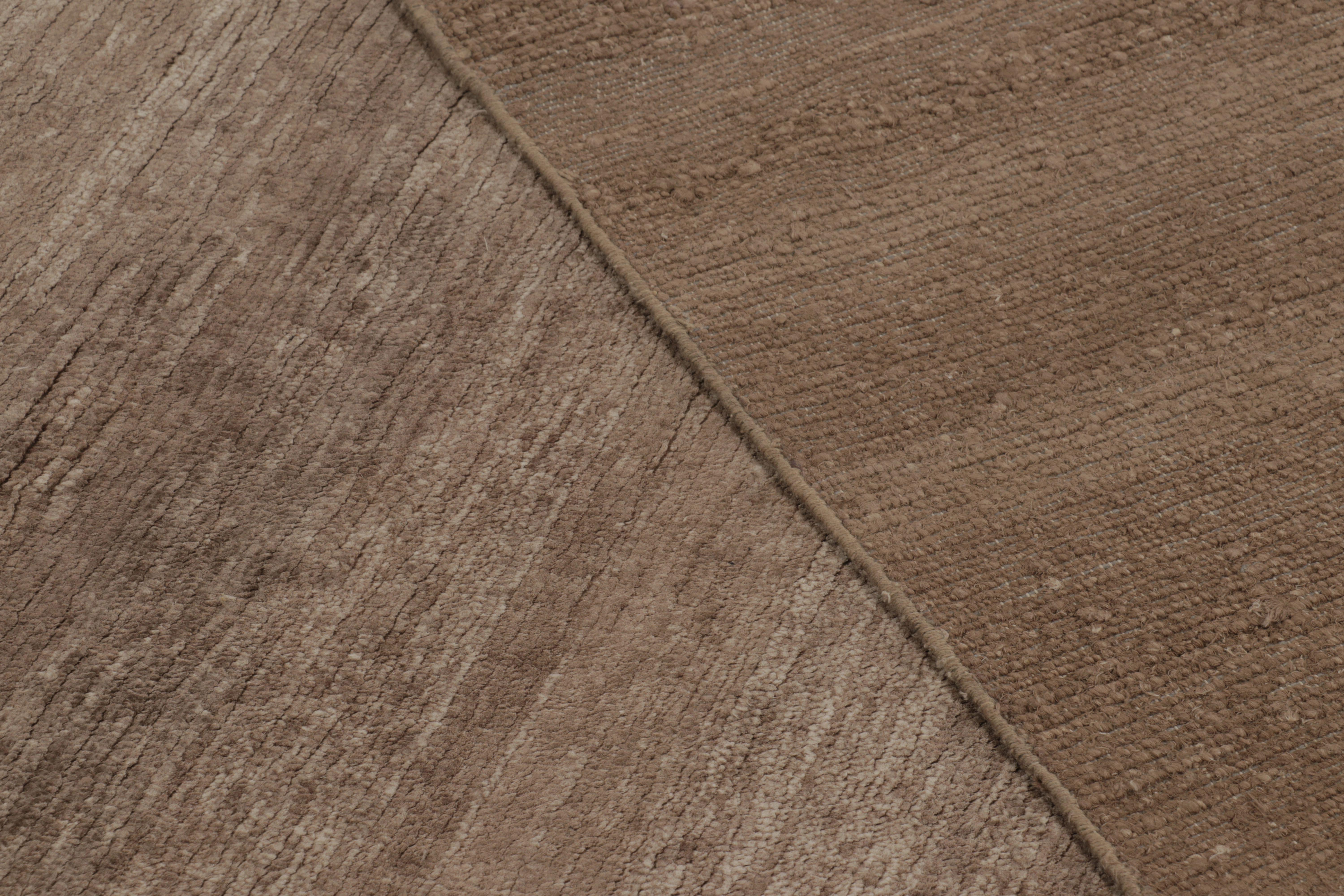 Cotone Rug & Kilim è un tappeto moderno sovradimensionato a righe marroni, bianche e beige. in vendita