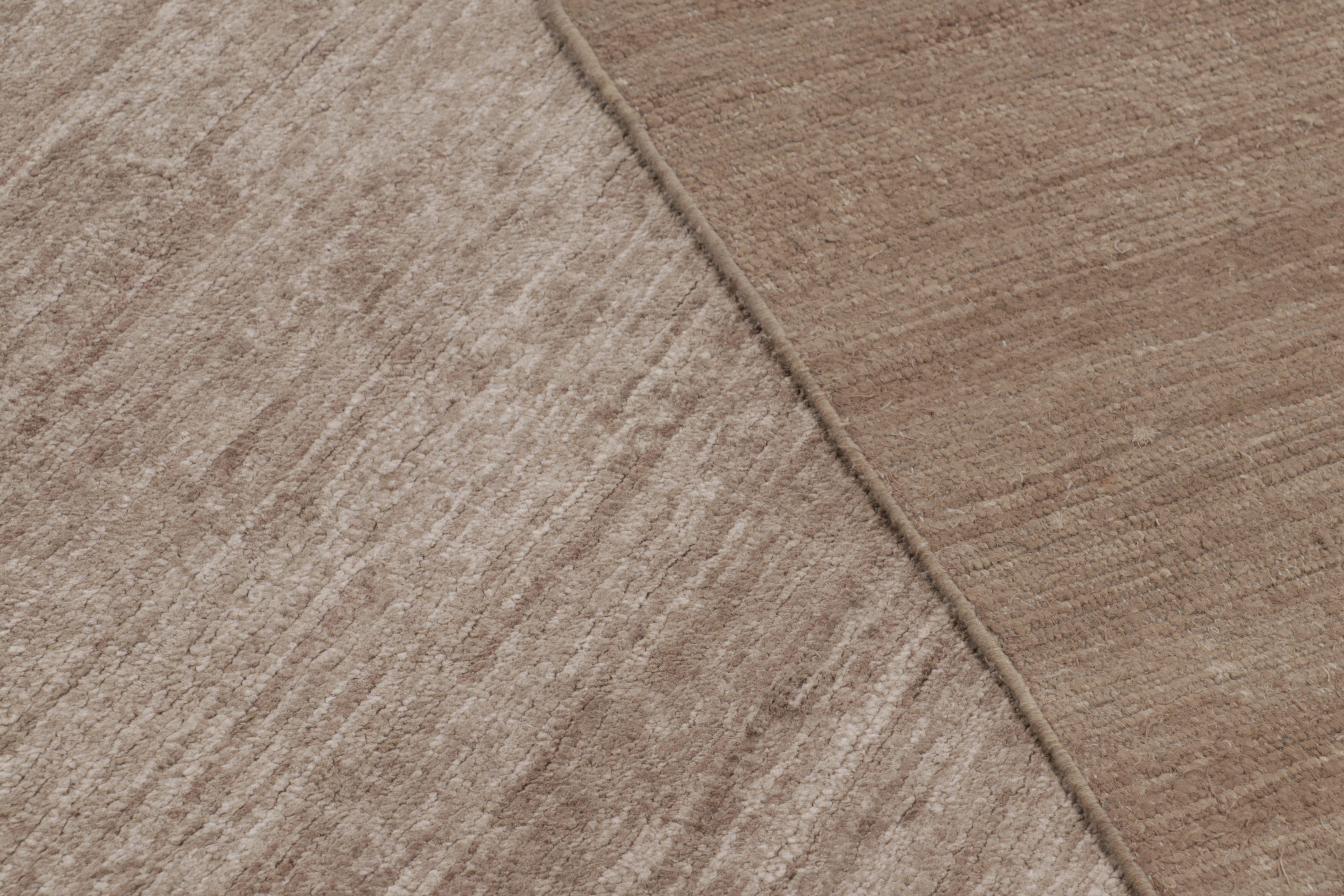 Cotone Rug & Kilim è un tappeto moderno sovradimensionato a righe marroni, bianche e beige. in vendita