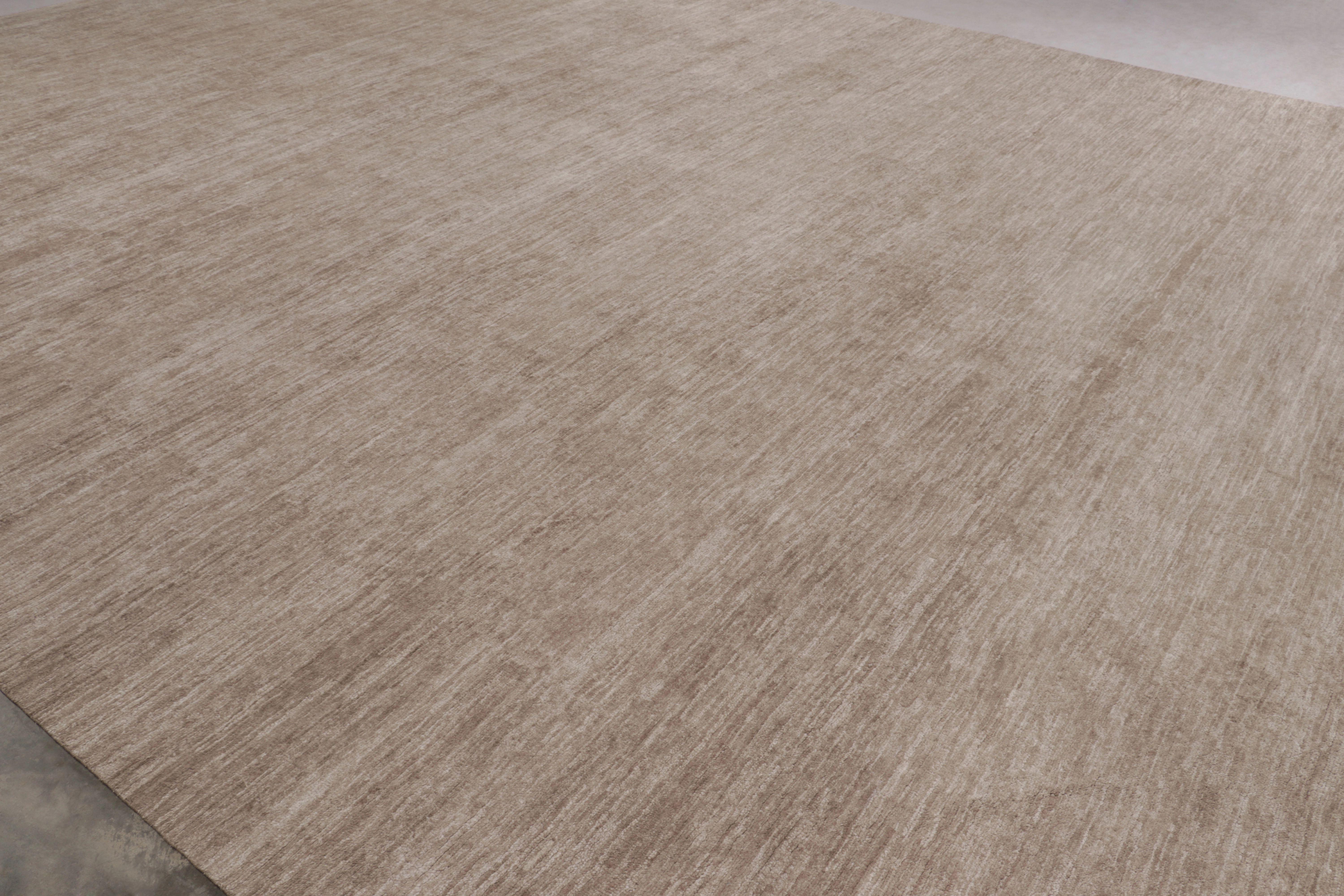 Rug & Kilim è un tappeto moderno sovradimensionato a righe marroni, bianche e beige. in vendita 1