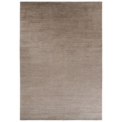 Rug 
Kilim è un tappeto moderno sovradimensionato a righe marroni, bianche e beige.